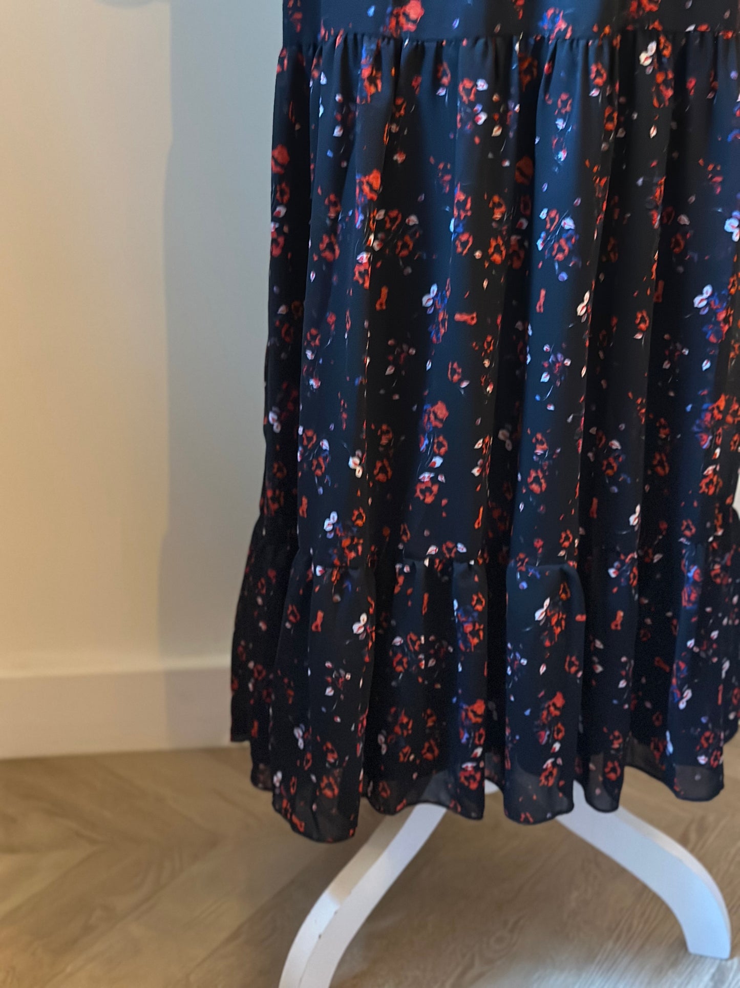 Robe longue noire à fleurs rouges T.40