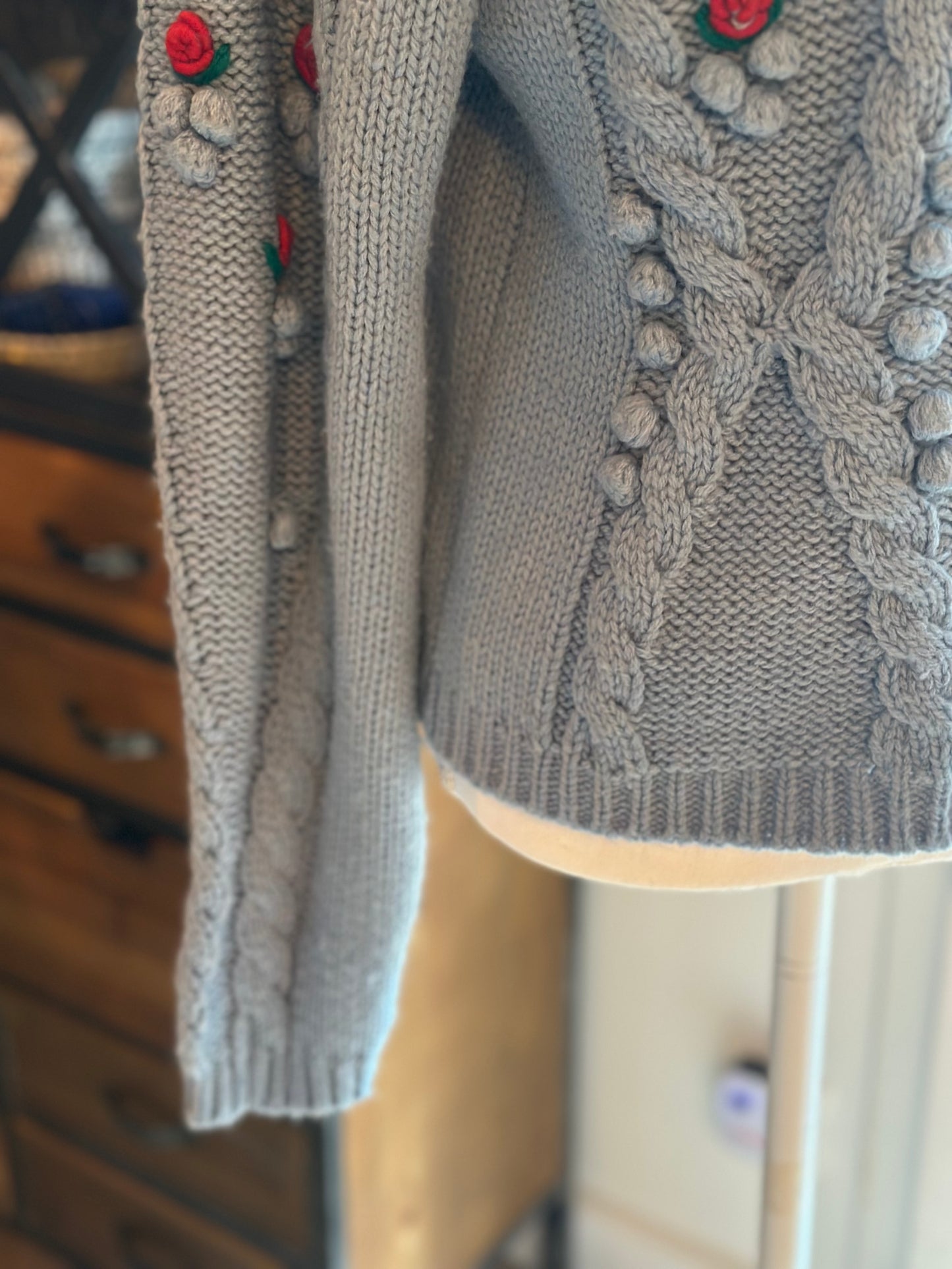 Pull vintage bleu brodé à fleurs (laine) T36