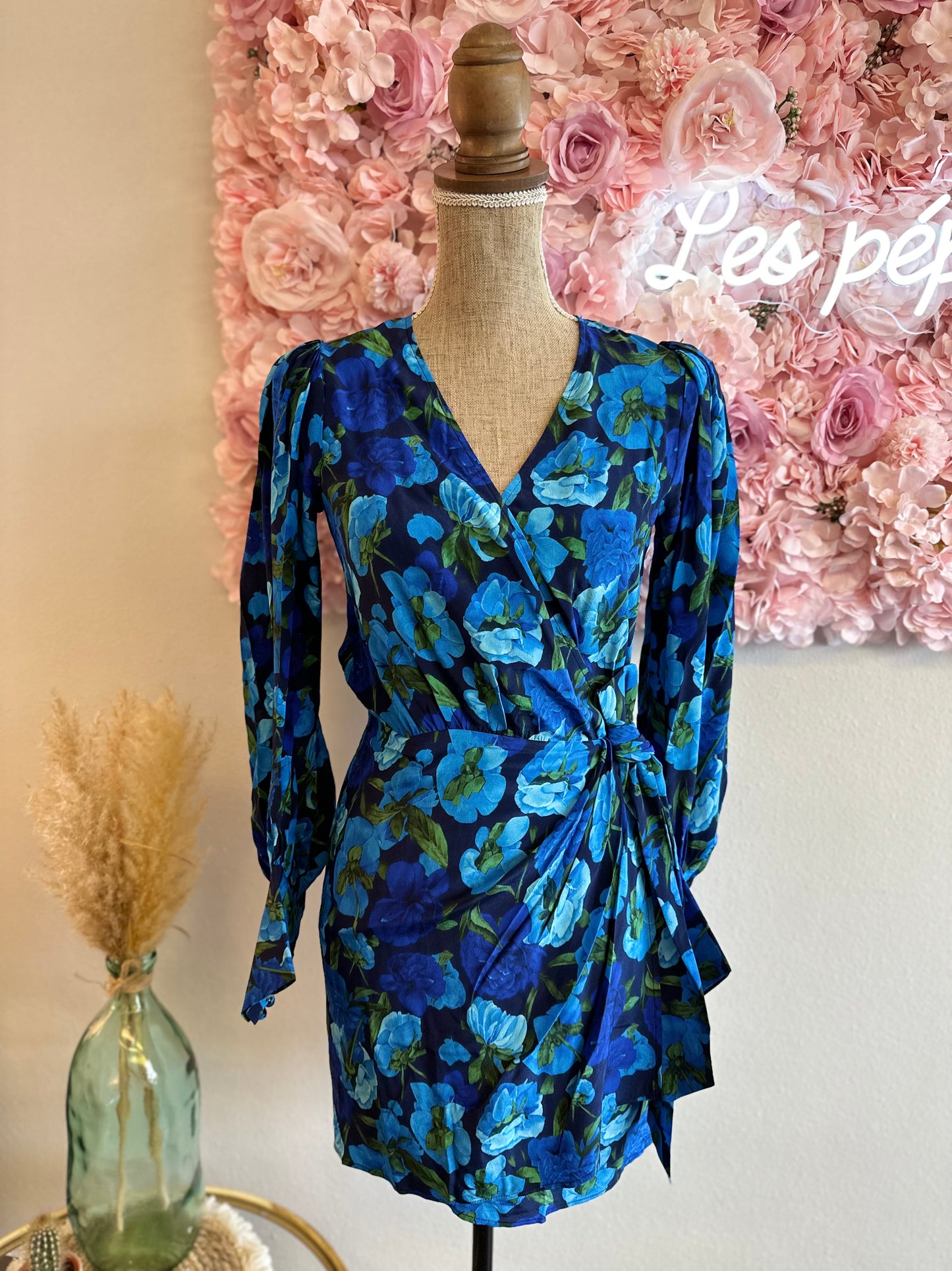 Robe « Dolce Vita » en soie coupe portefeuille motifs bleus fleuris T.34