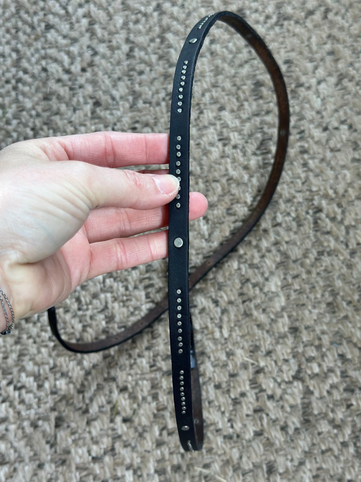 Ceinture fine en cuir noir cloutée – taille 95