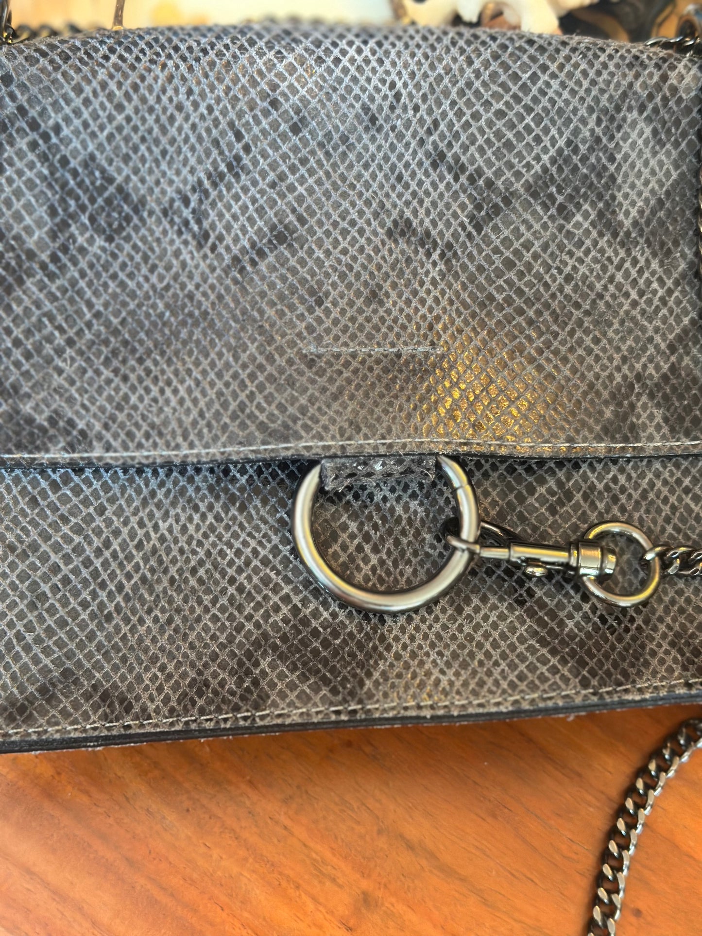 Sac en cuir imprimé python noir et gris – Chaîne métal ajustable