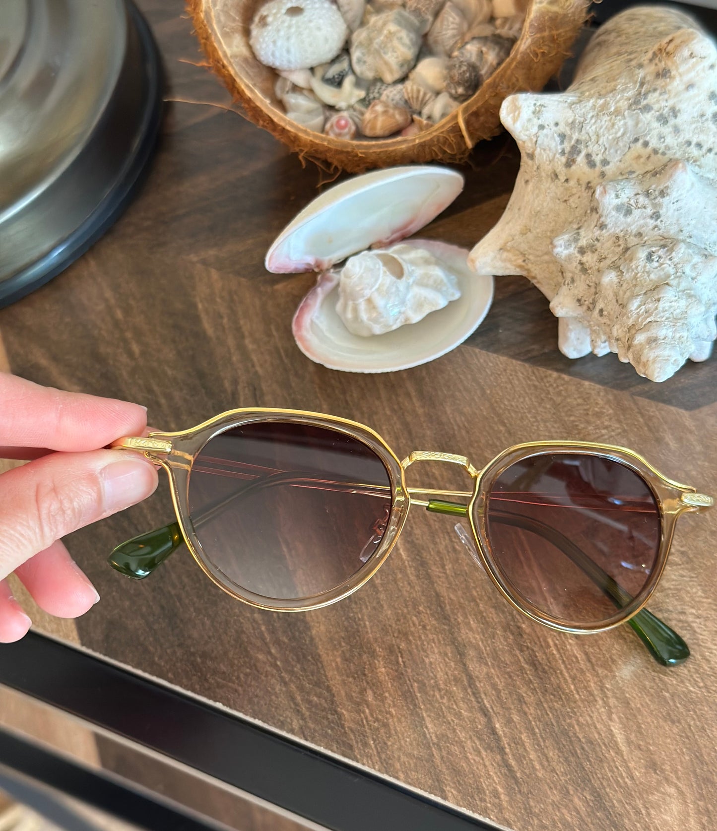 Lunettes de soleil unisexe neuves – monture dorée et branches vertes