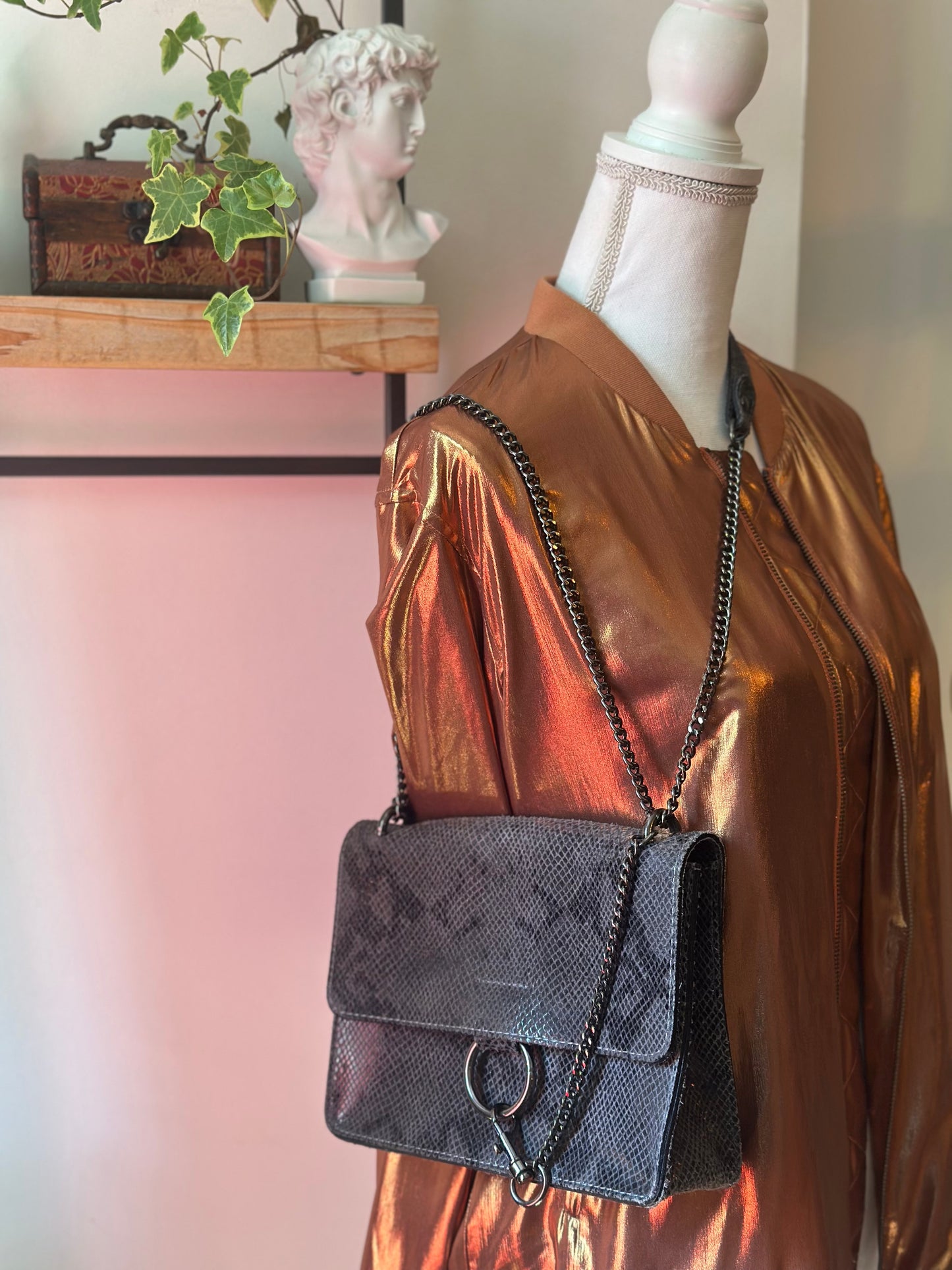 Sac en cuir imprimé python noir et gris – Chaîne métal ajustable