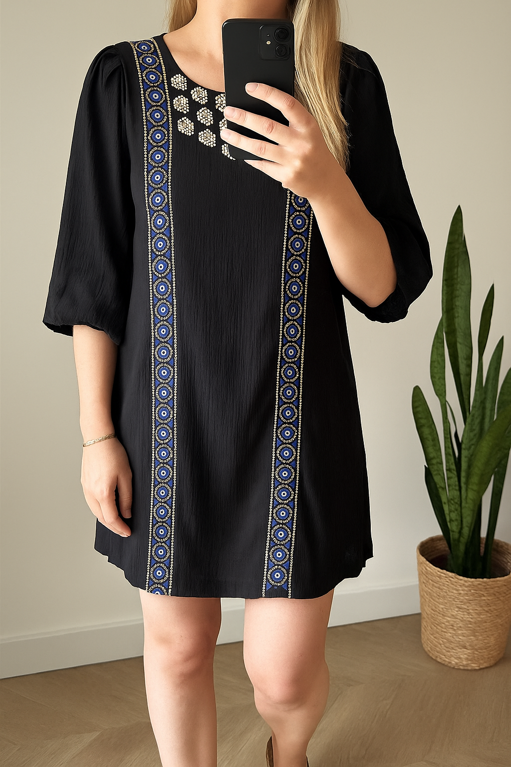 Robe noire brodée T.38
