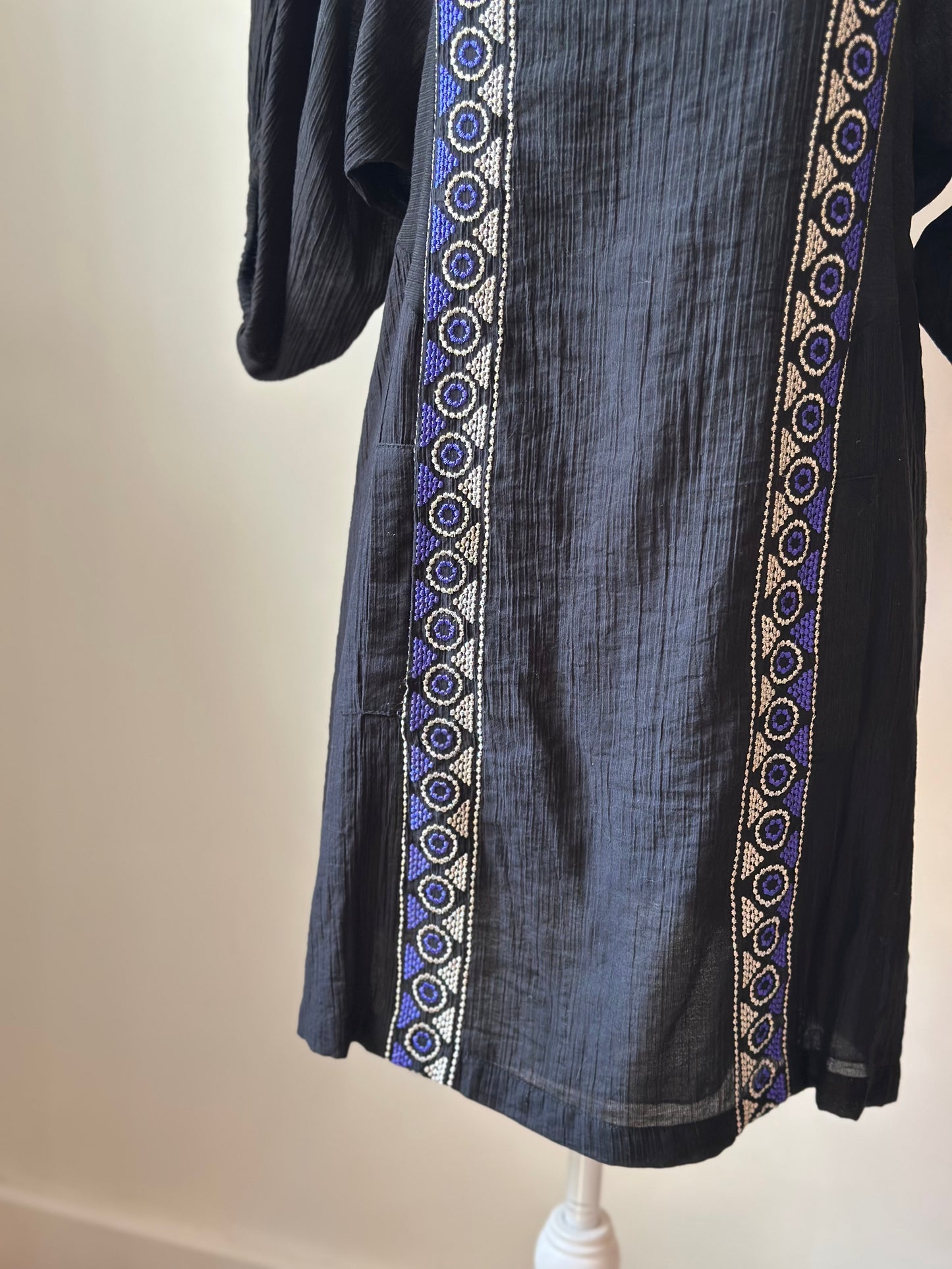 Robe noire brodée T.38