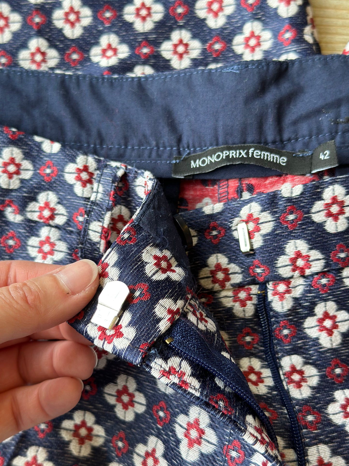 Joli pantalon coupe droite imprimé brodé fleuri T.42
