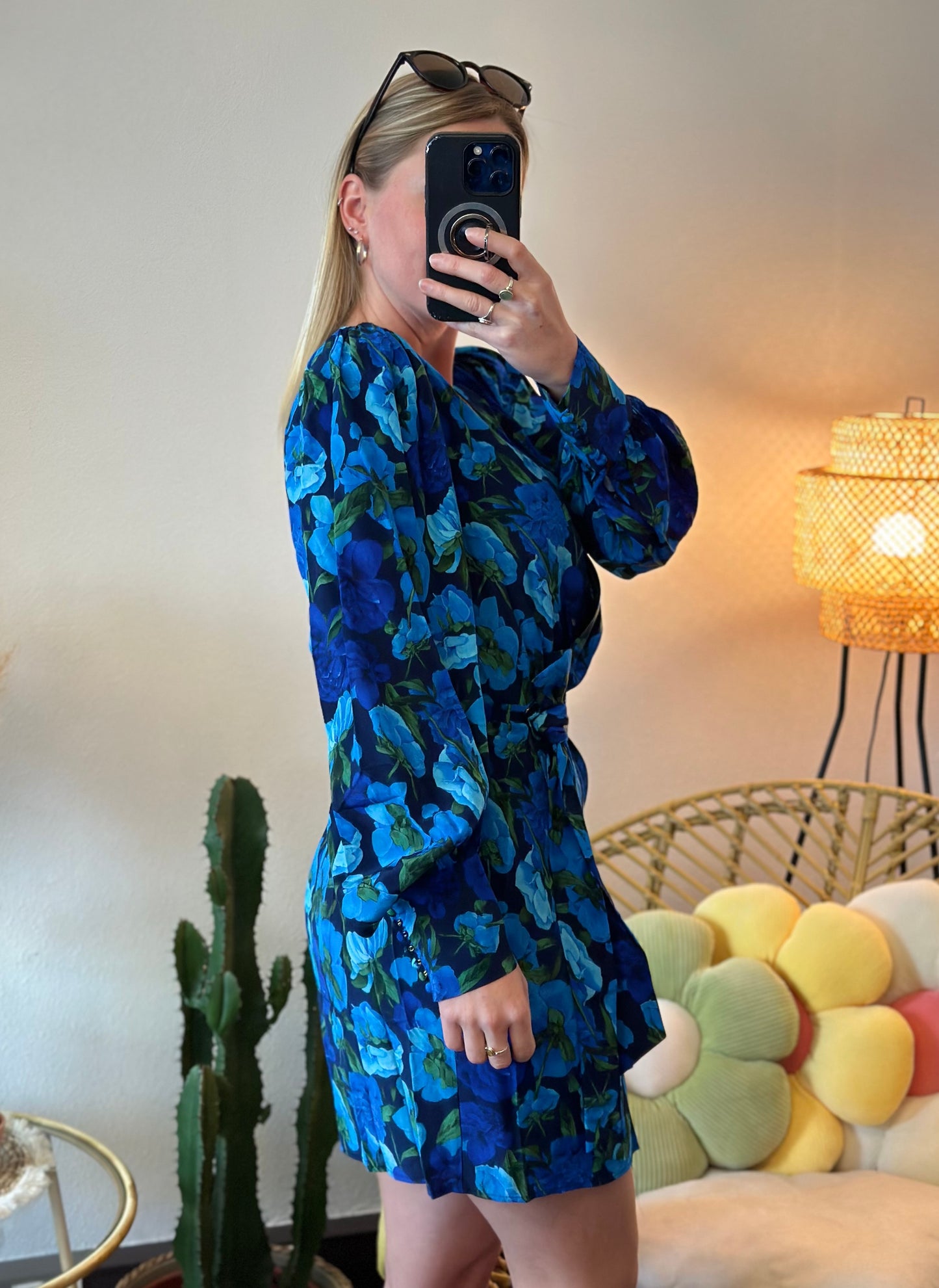 Robe « Dolce Vita » en soie coupe portefeuille motifs bleus fleuris T.34