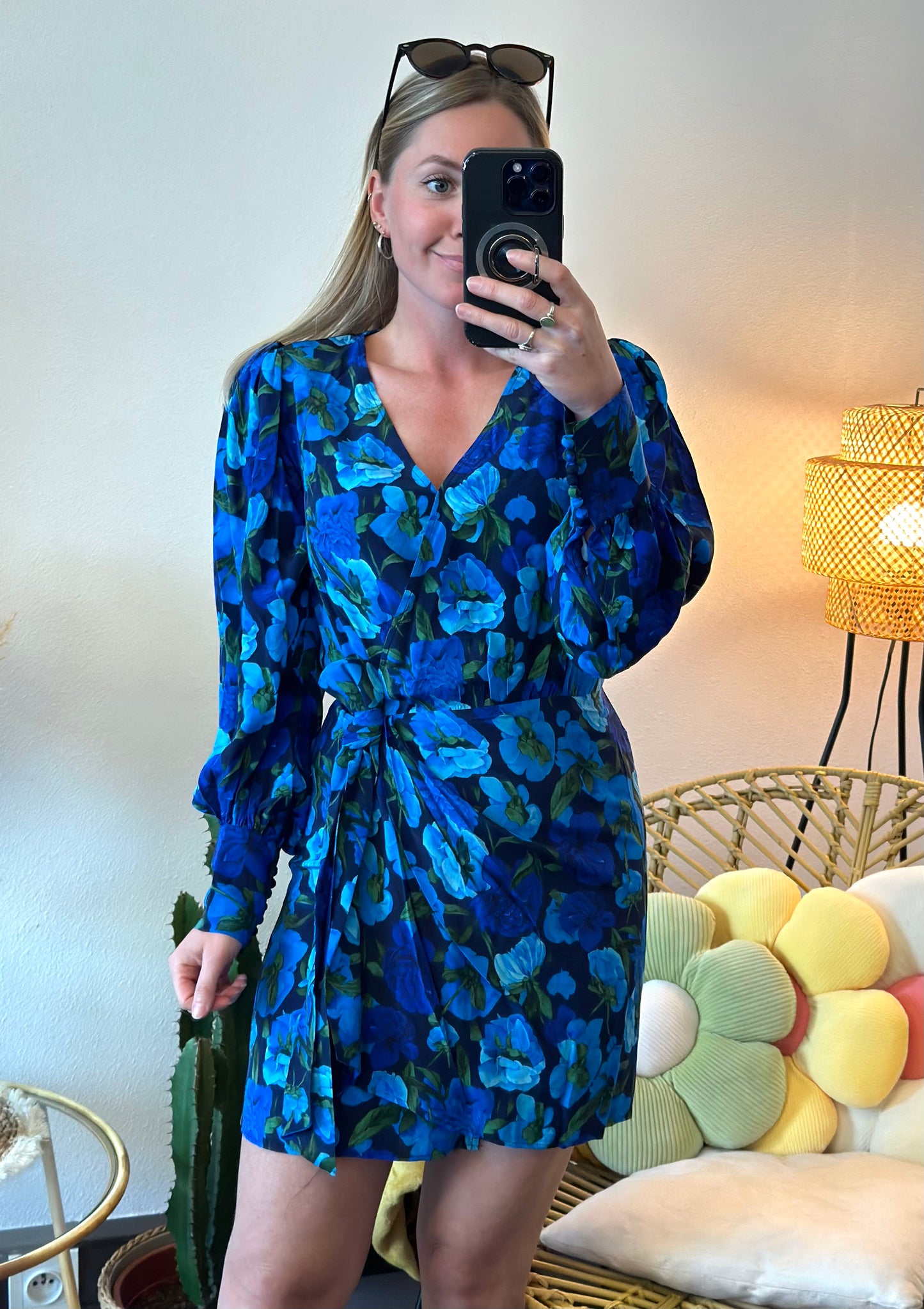 Robe « Dolce Vita » en soie coupe portefeuille motifs bleus fleuris T.34