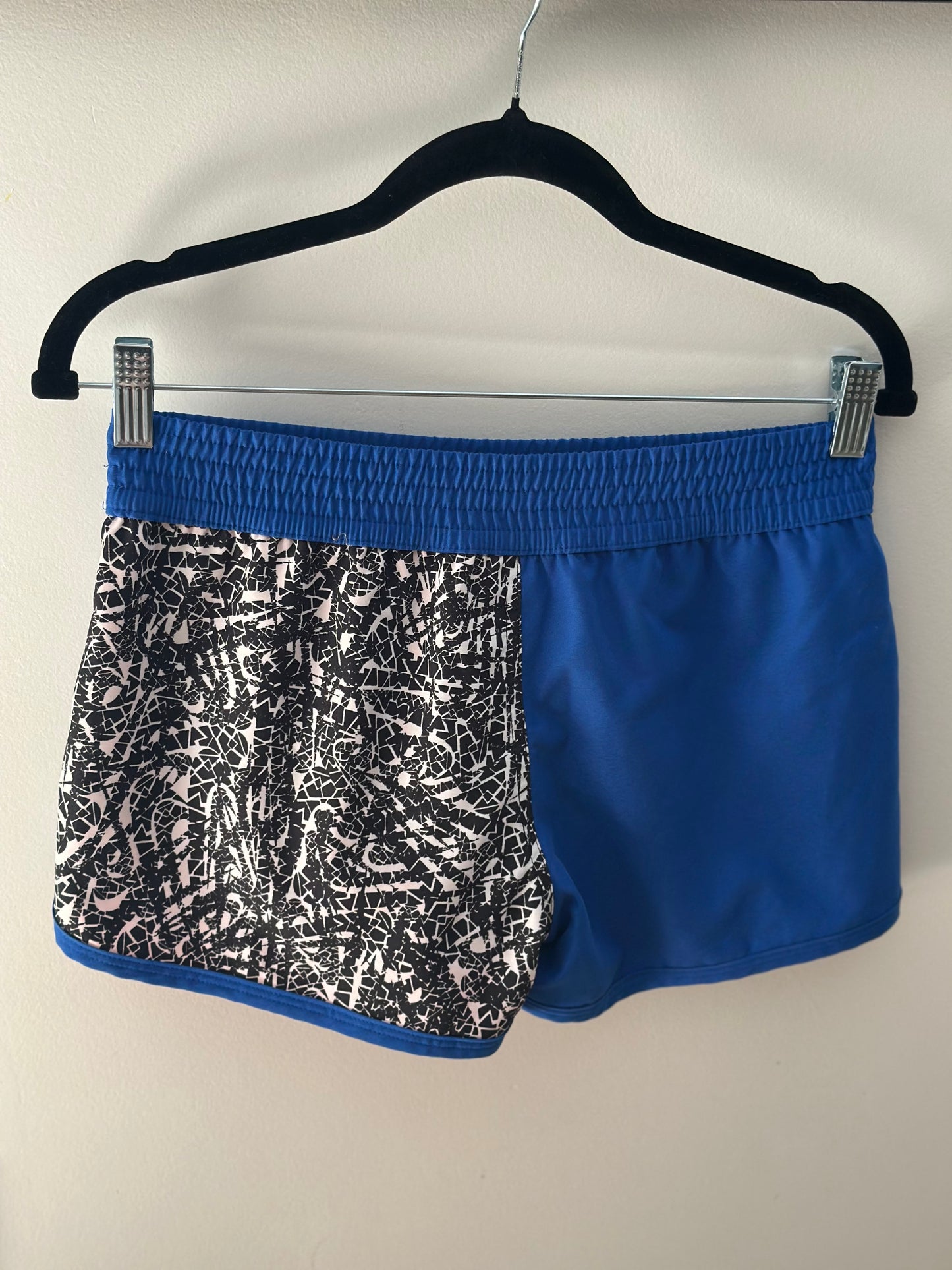 Short de sport imprimé graphique T.34