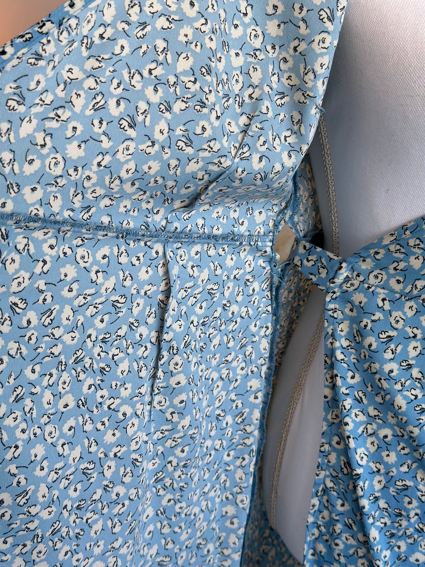 Robe portefeuille bleu ciel à motifs fleuris T.34