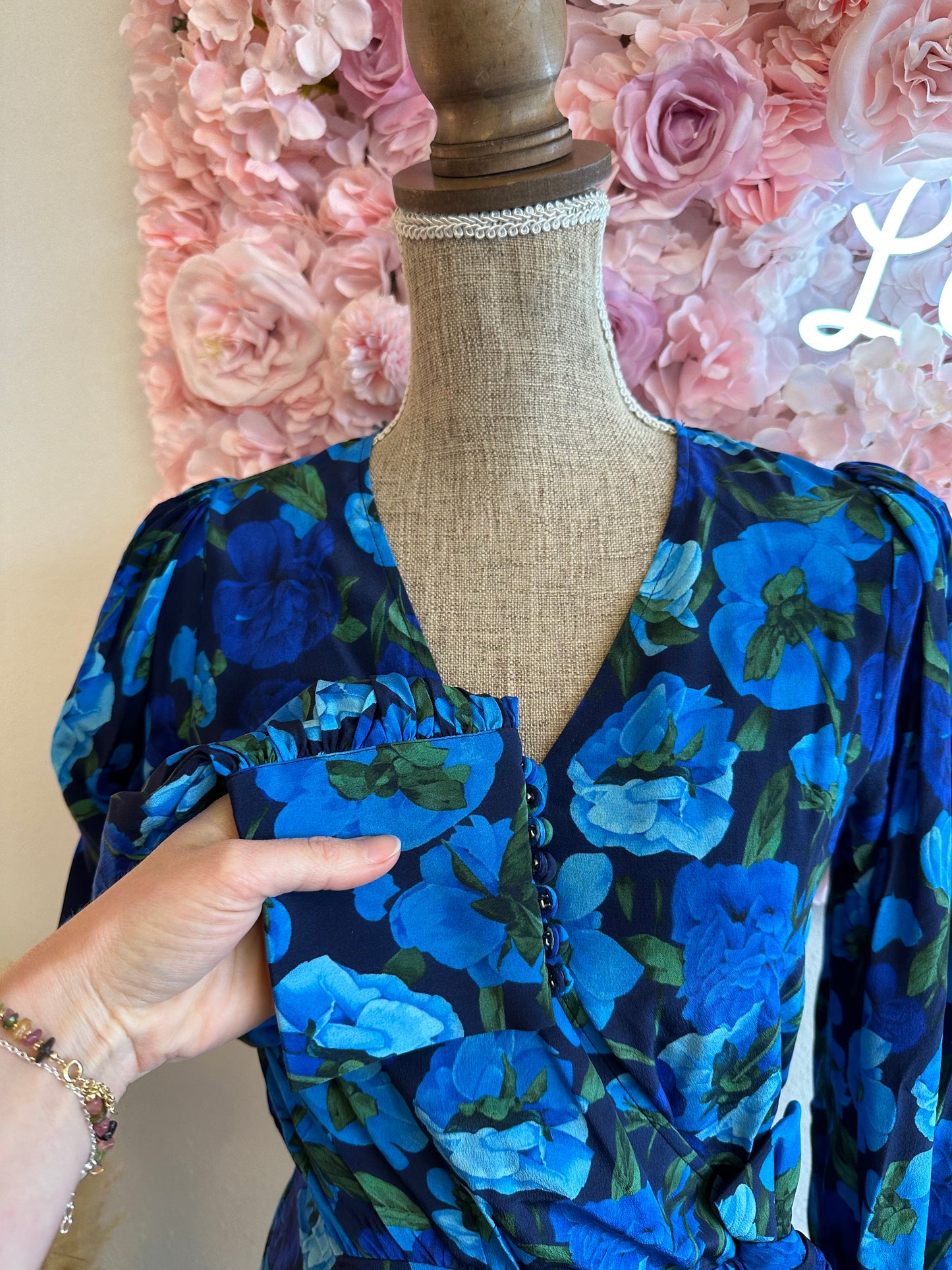 Robe « Dolce Vita » en soie coupe portefeuille motifs bleus fleuris T.34