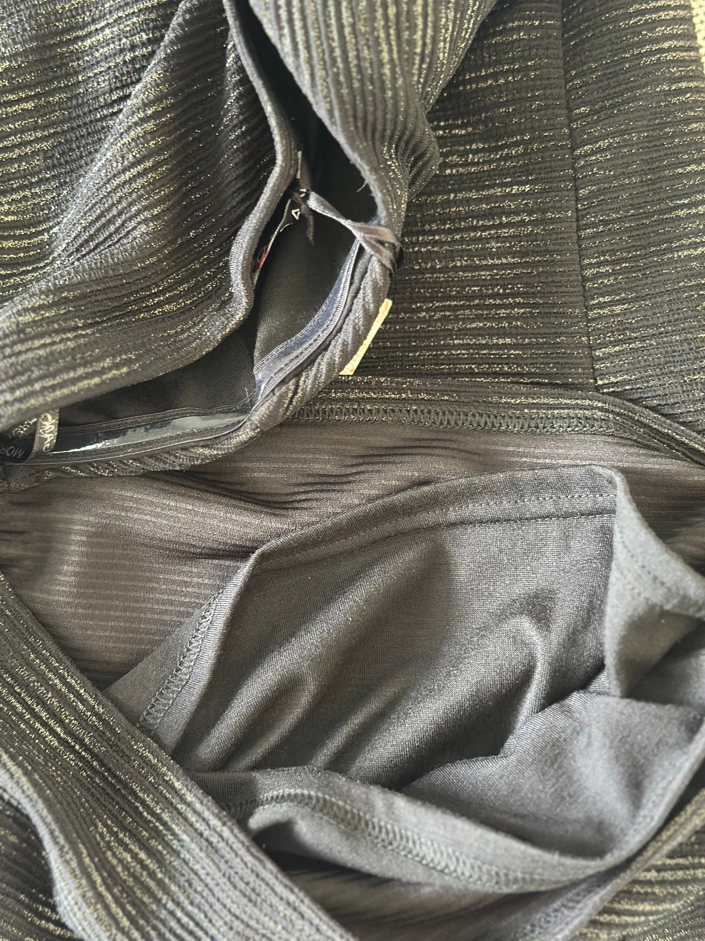Belle robe bustier noire près du corps, légèrement pailletée T.34 neuve