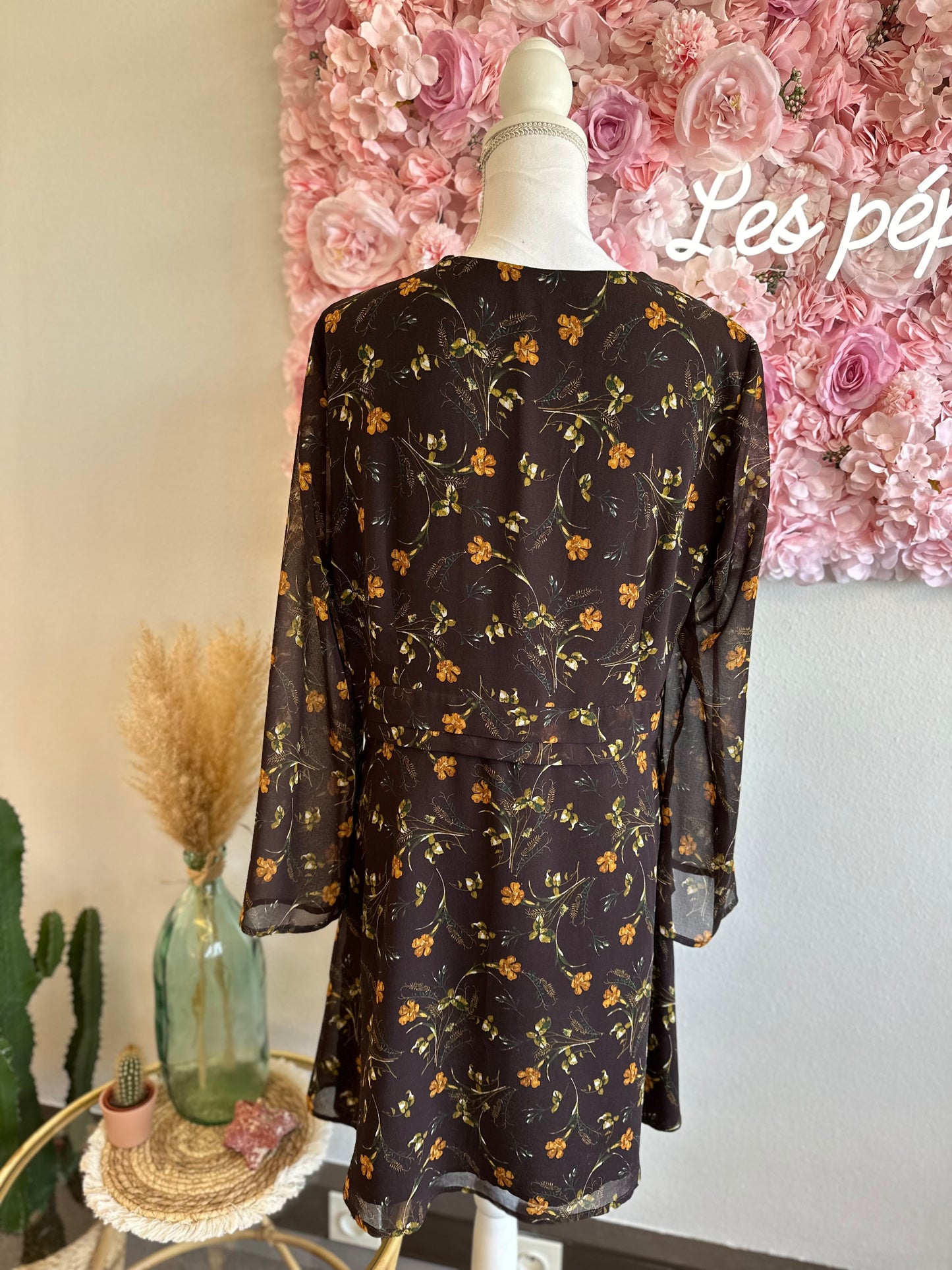 Robe midi en toile noire avec imprimé de fleurs colorées, T.42