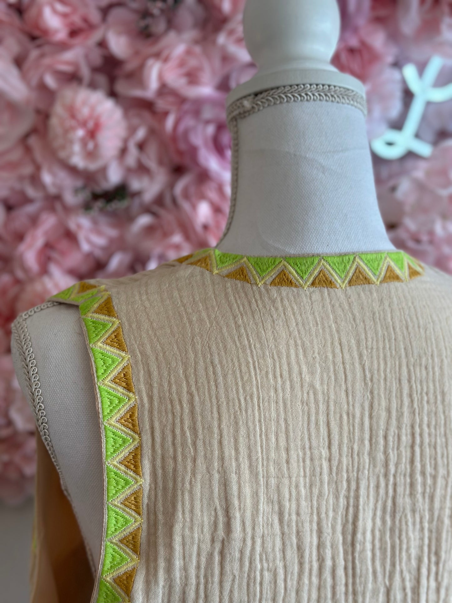 Gilet sans manches façon gaze de coton brodé de fleurs colorées, T.36/38