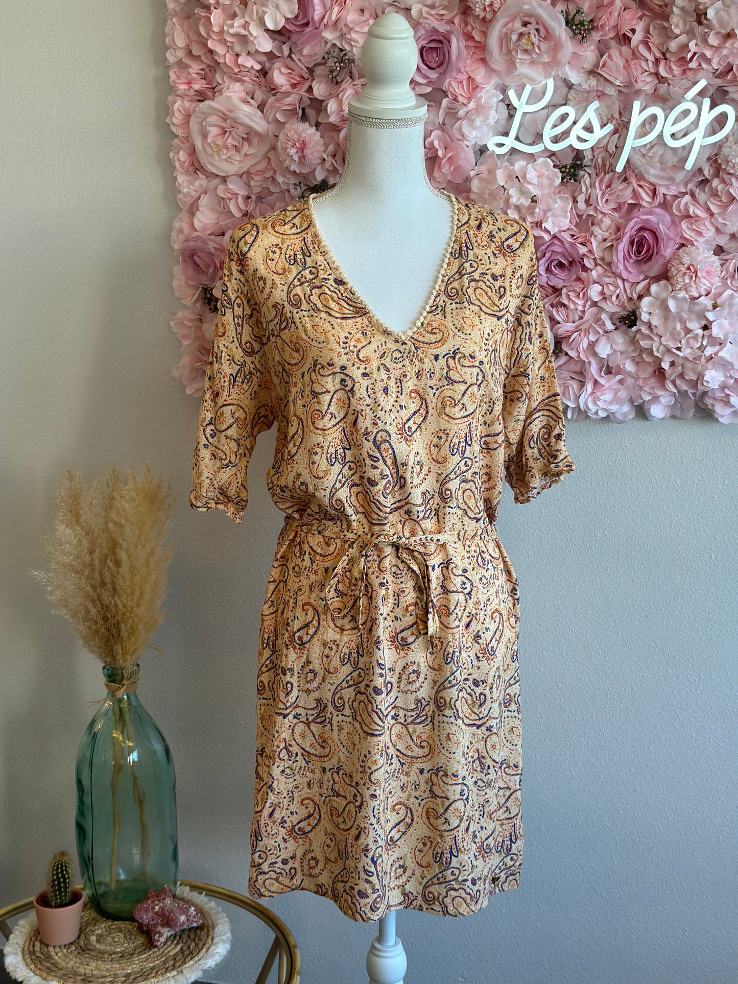 Belle robe midi à motifs fleuris cachemire T.40