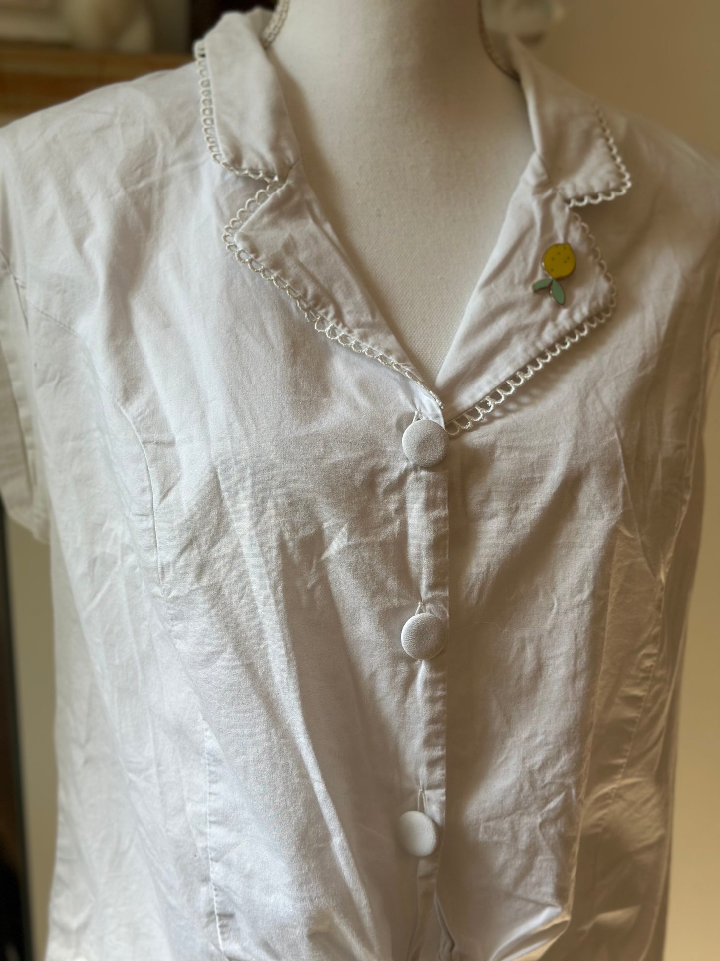 Chemise blanche brodée col citron T.38