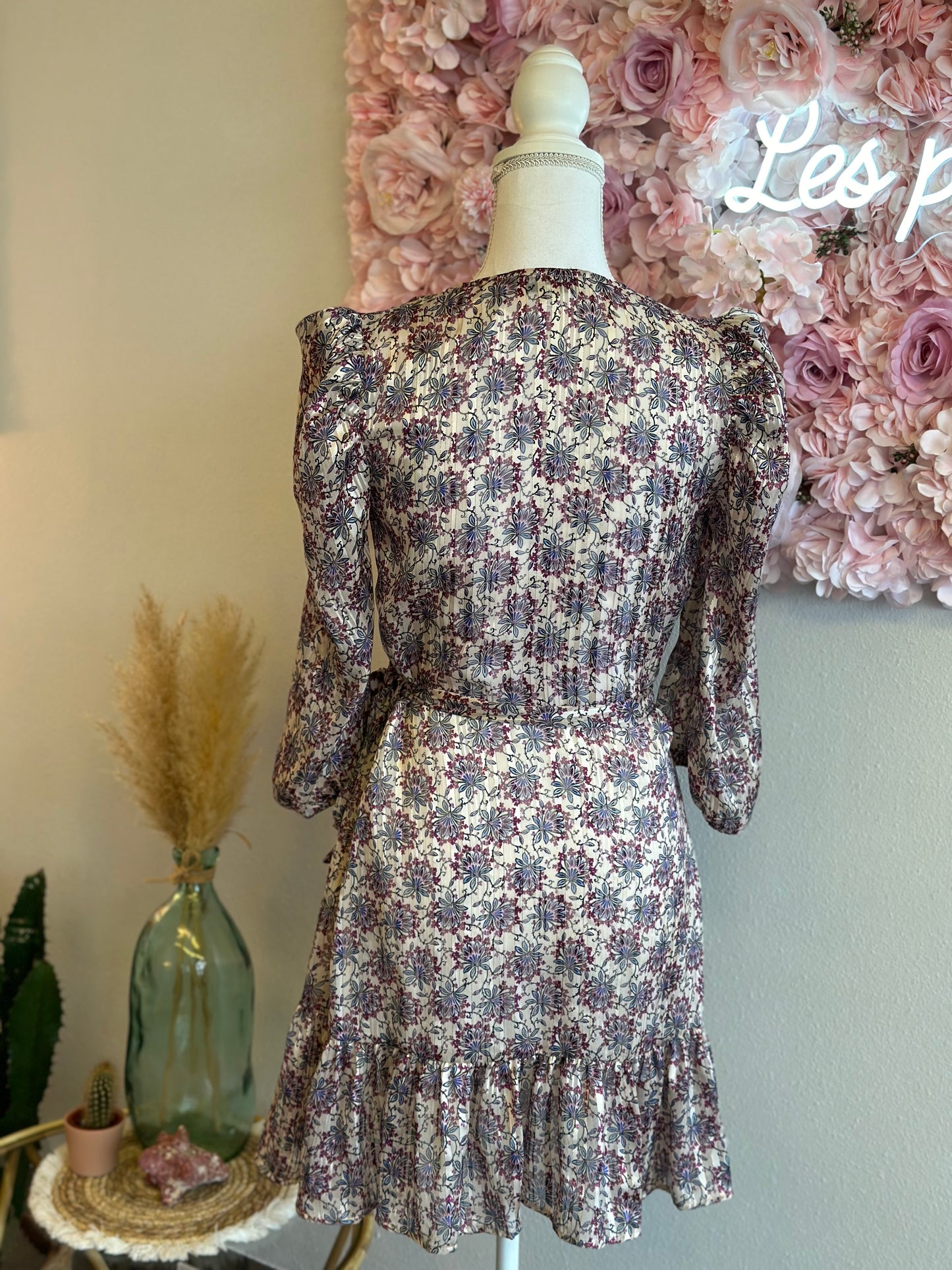 Belle robe coupe portefeuille à motifs fleuris T.36