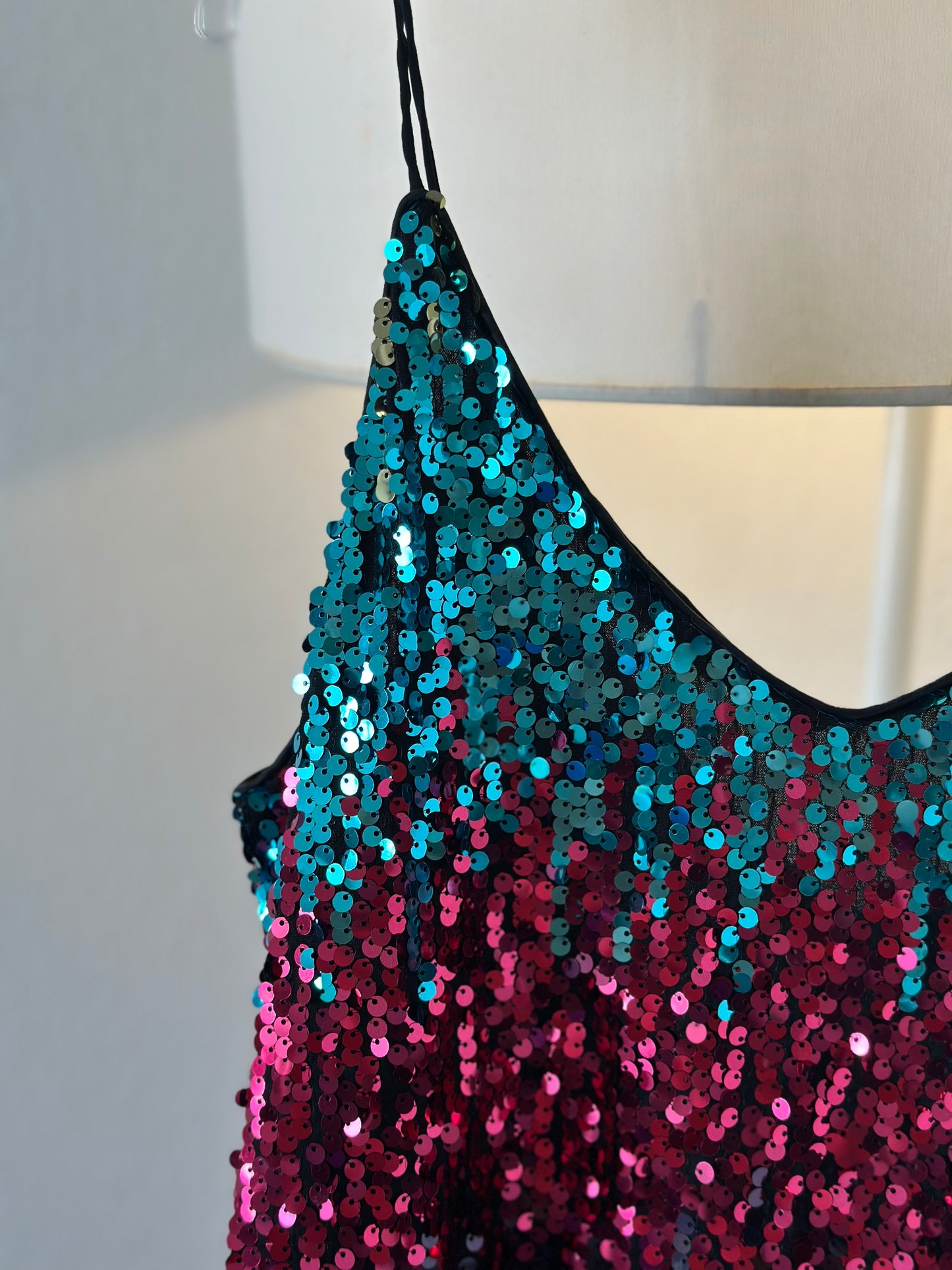 Robe noire à fines bretelles brodée de sequins multicolores T.36/38