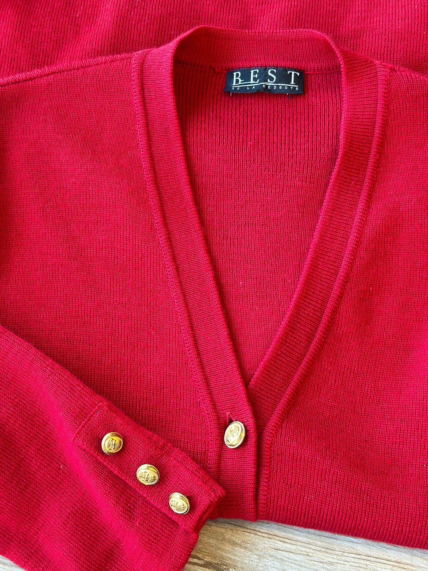 Cardigan en laine rouge, boutons dorés, modèle vintage T.U
