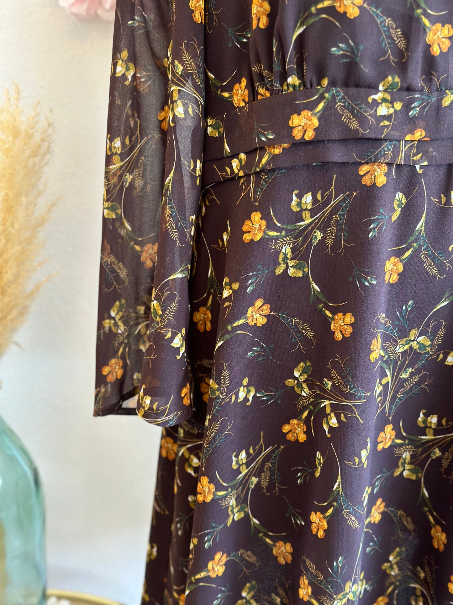 Robe midi en toile noire avec imprimé de fleurs colorées, T.42