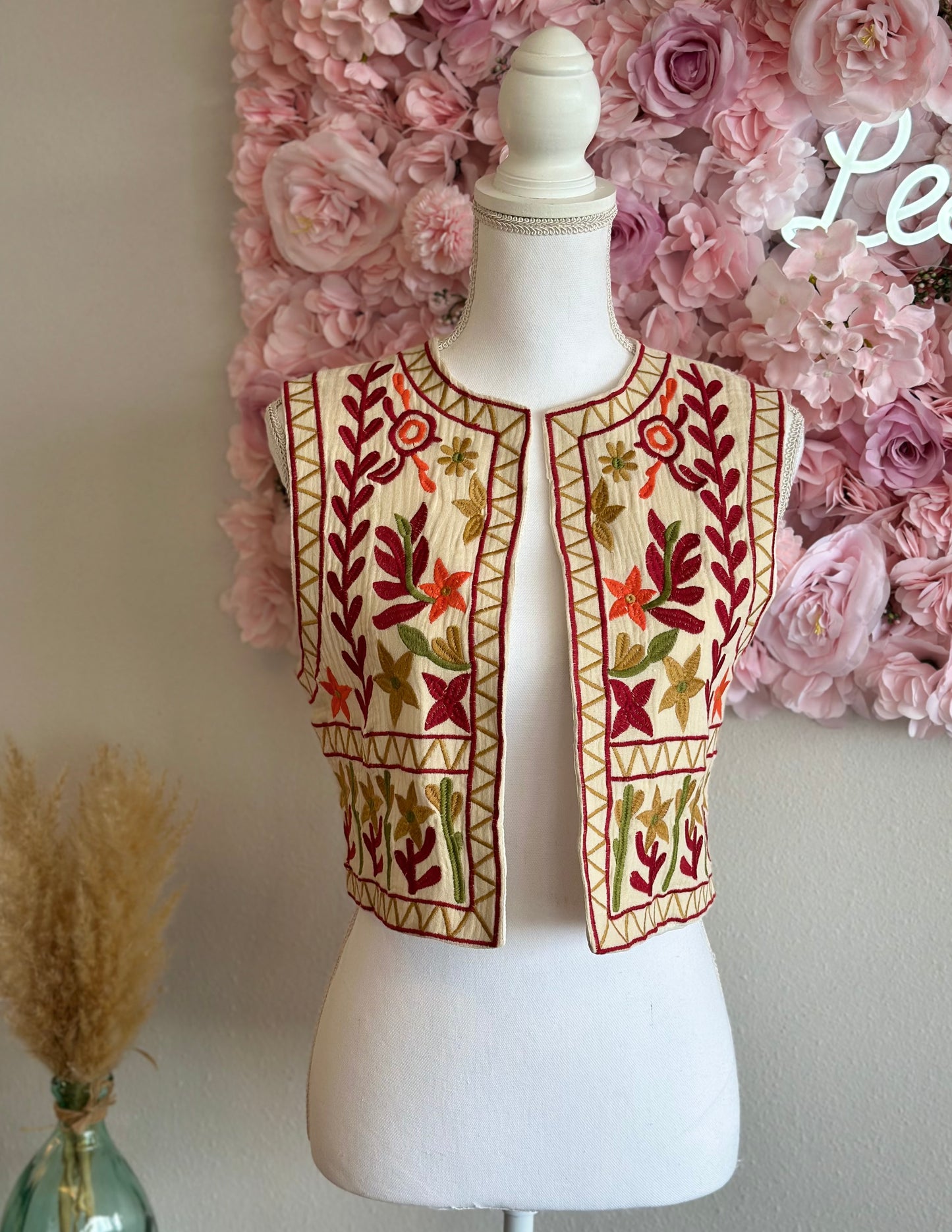 Gilet sans manches façon gaze de coton brodé de fleurs colorées, T.36