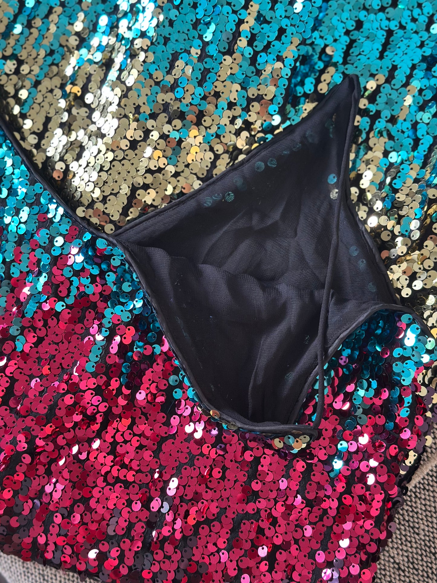 Robe noire à fines bretelles brodée de sequins multicolores T.36/38