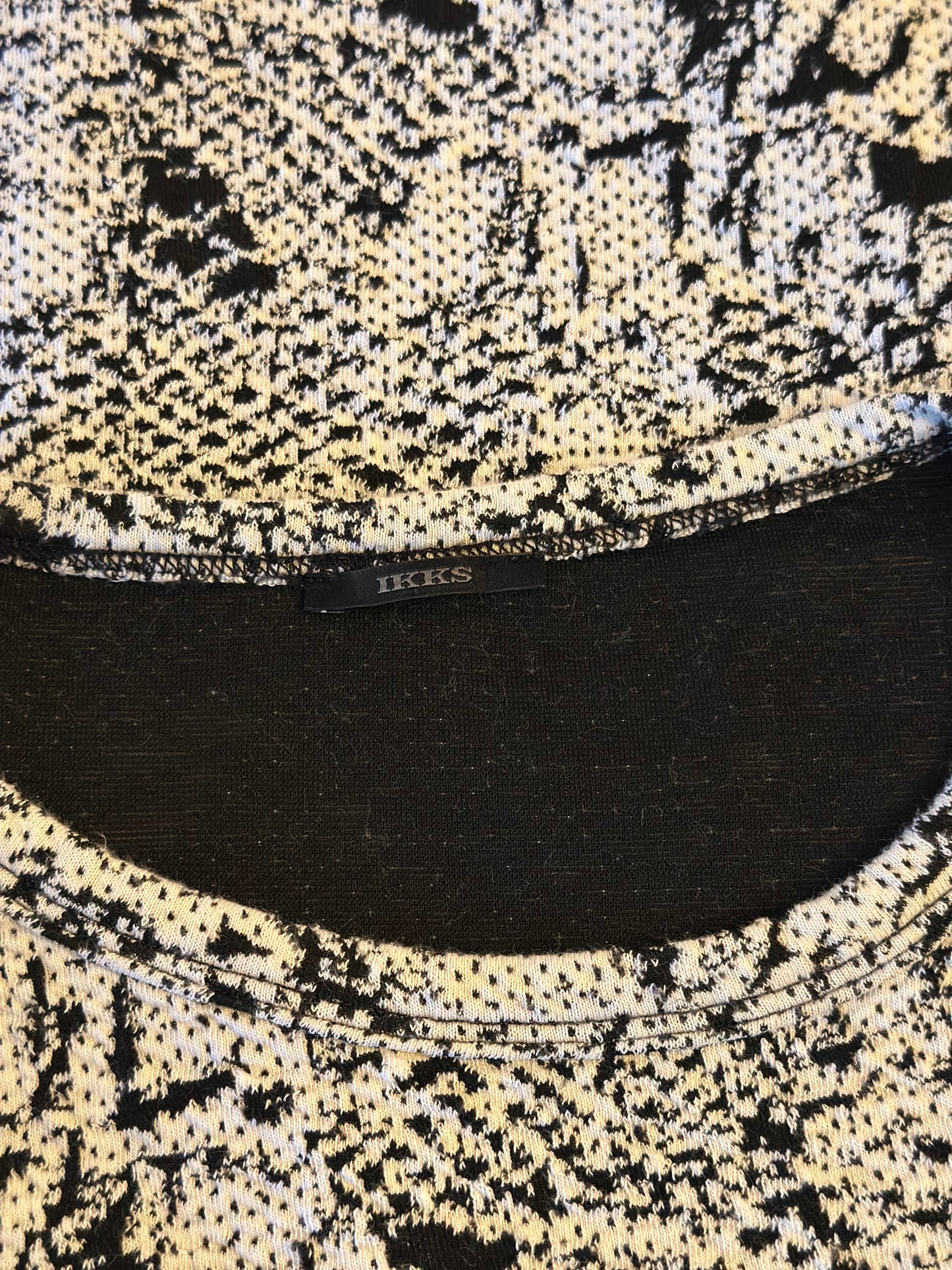 Pull imprimé abstrait noir et écru T.35