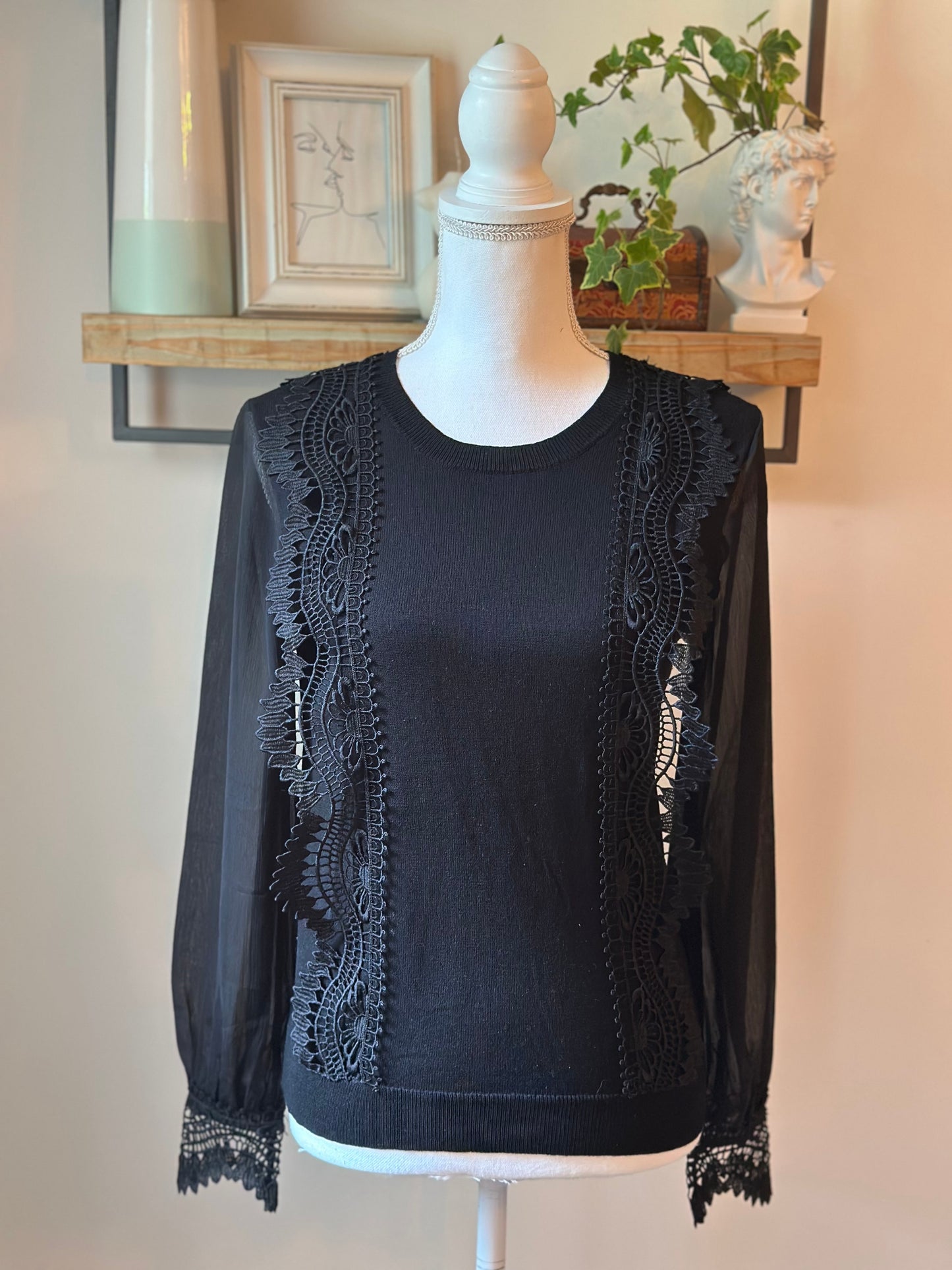 Pull léger noir brodé T.36