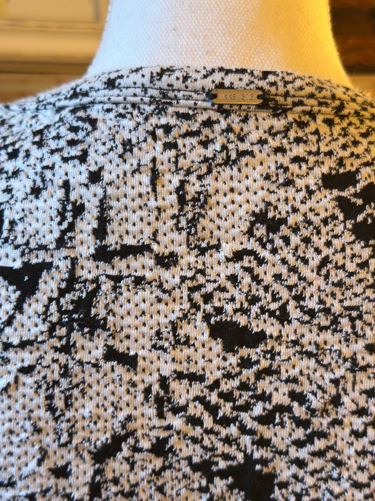 Pull imprimé abstrait noir et écru T.35
