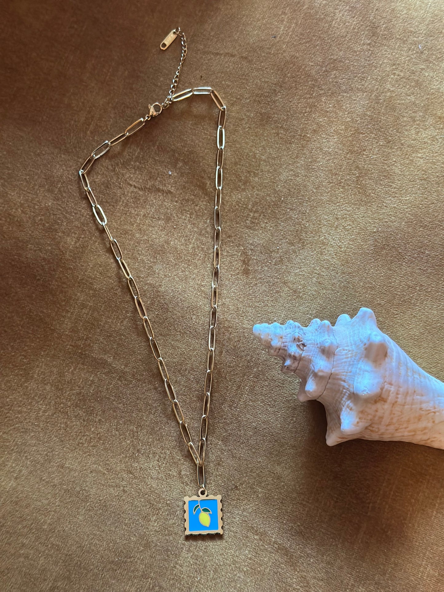 Collier chaîne dorée acier inoxydable – pendentif citron coloré