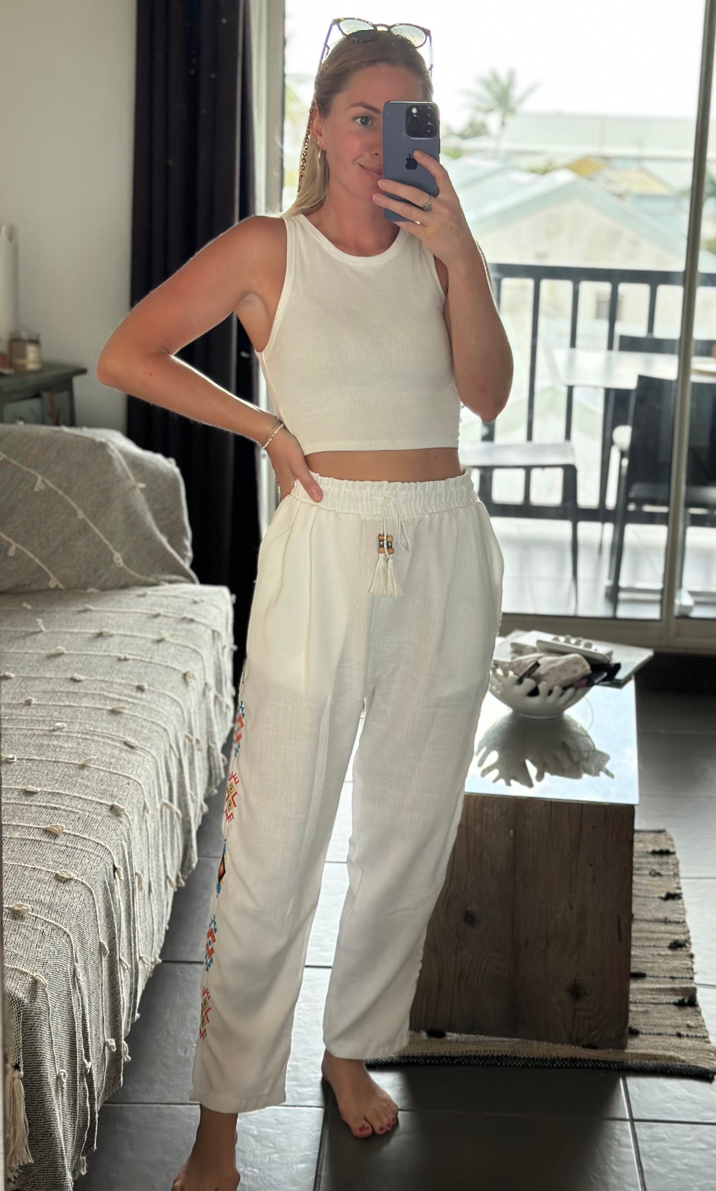 Pantalon léger en lin blanc – Coupe ample droite – Détails brodés colorés – Taille 3