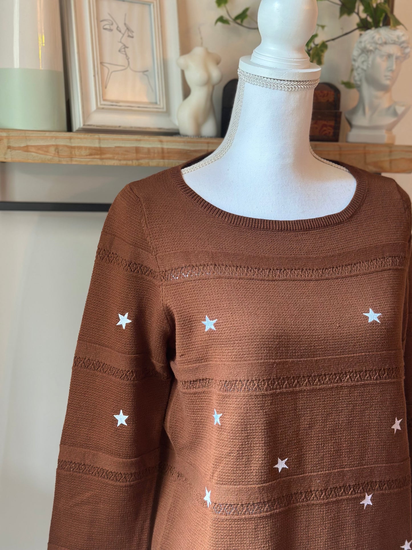 Pull marron, étoiles brodées T.38