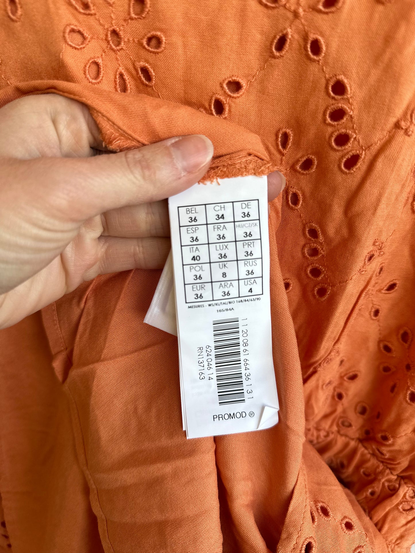 Robe orange en broderie anglaise T.36