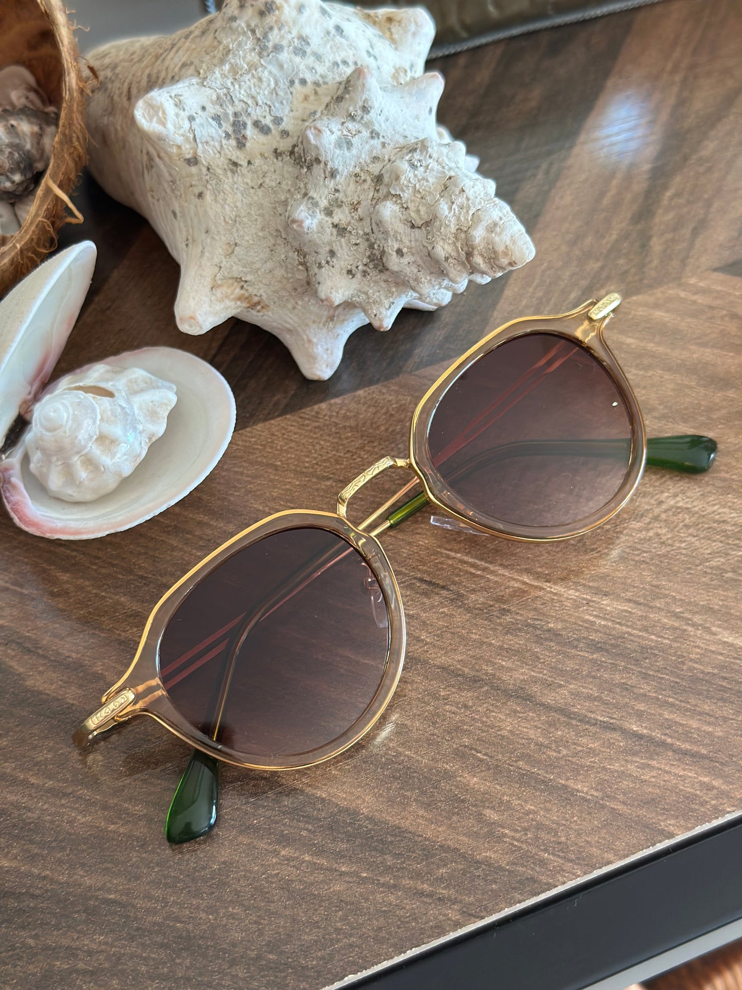 Lunettes de soleil unisexe neuves – monture dorée et branches vertes