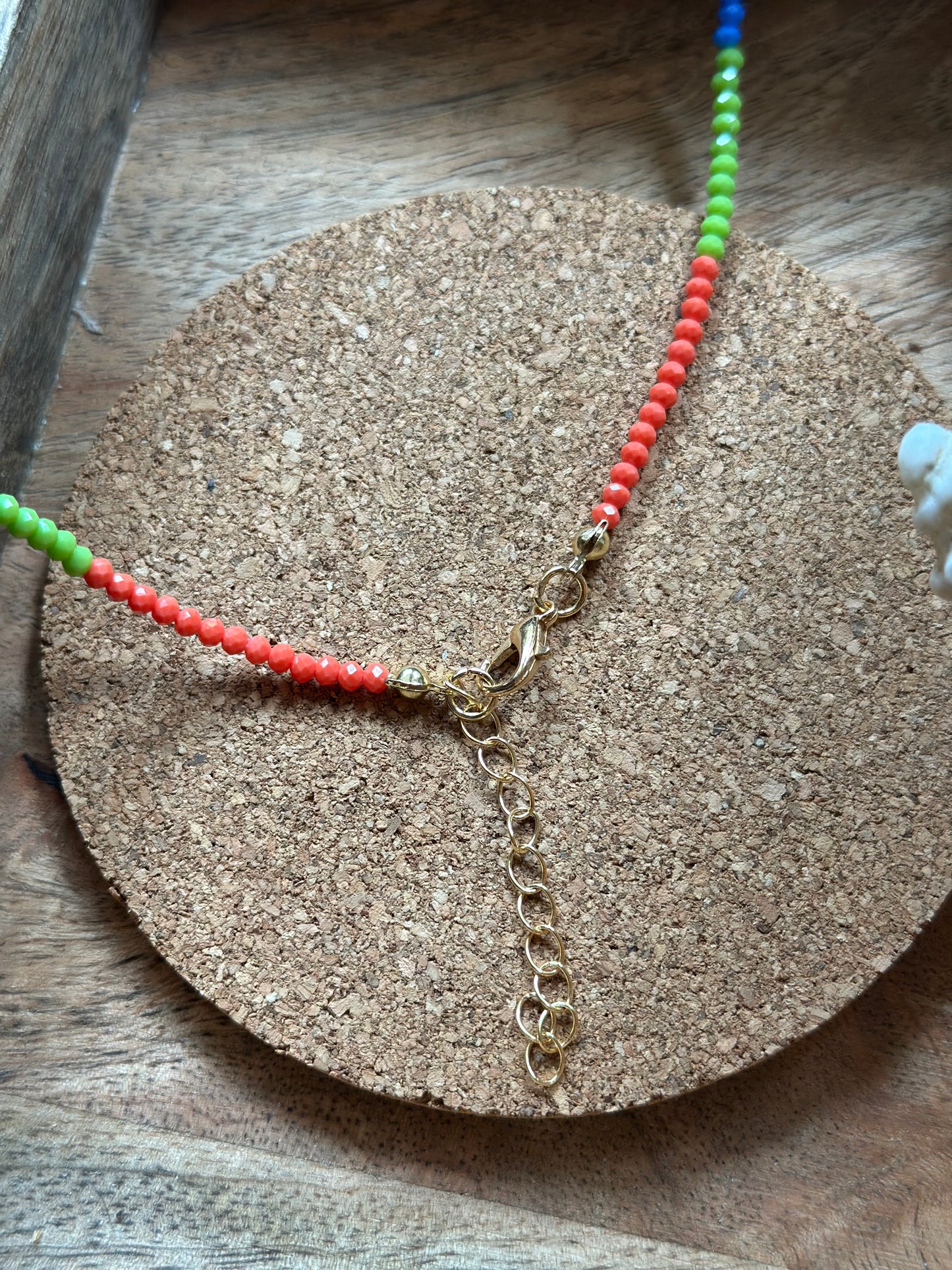 Collier perles colorées et pendentif vert – style été bohème