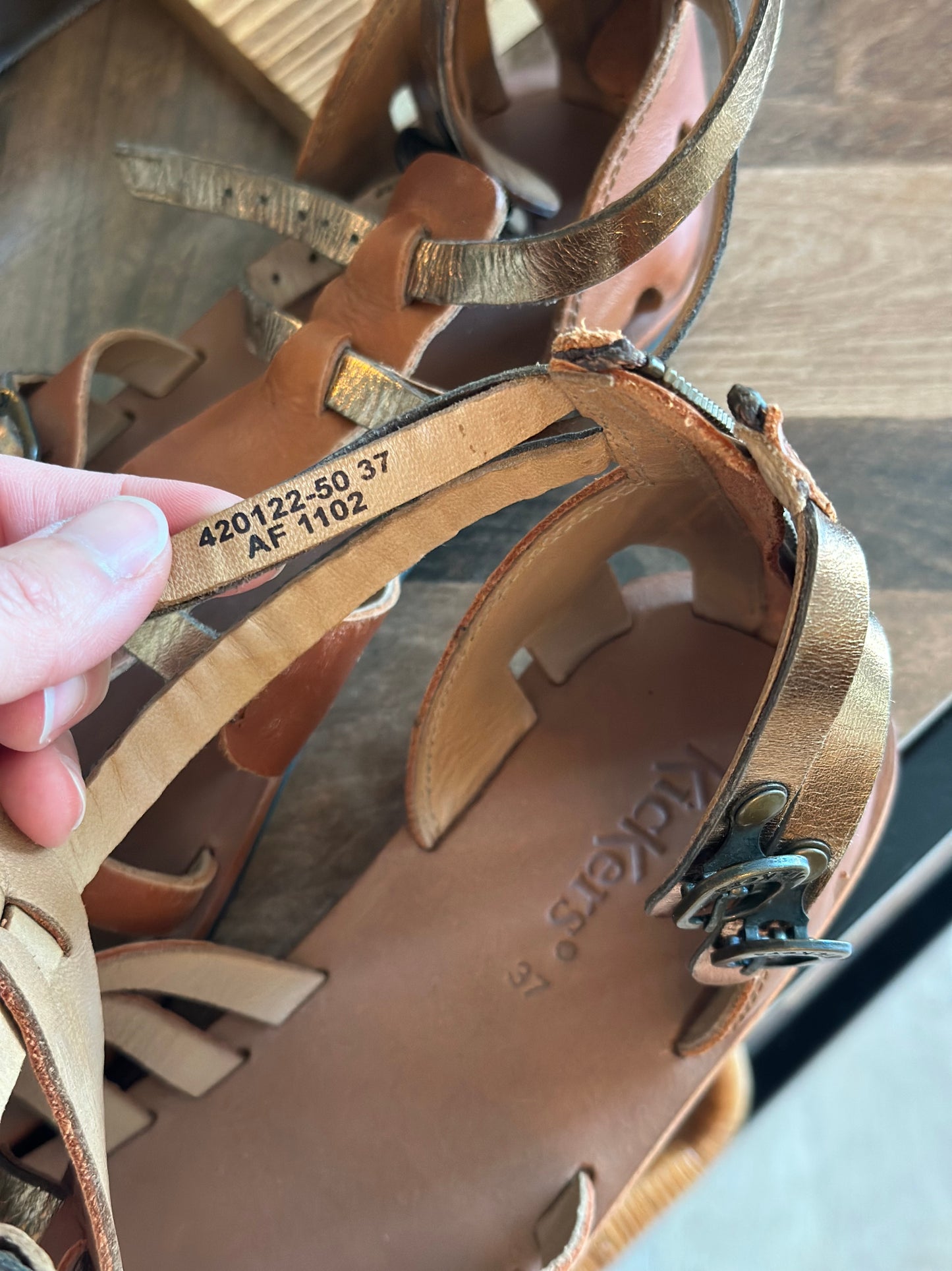 Sandales spartiates cuir camel et doré T.37