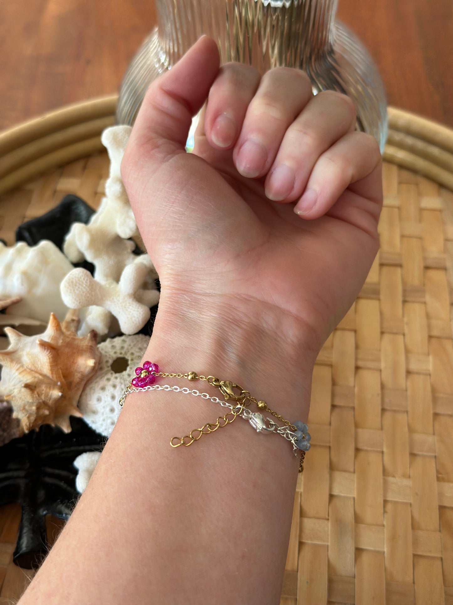 Bracelet en acier inoxydable doré, marguerites en pierres colorées