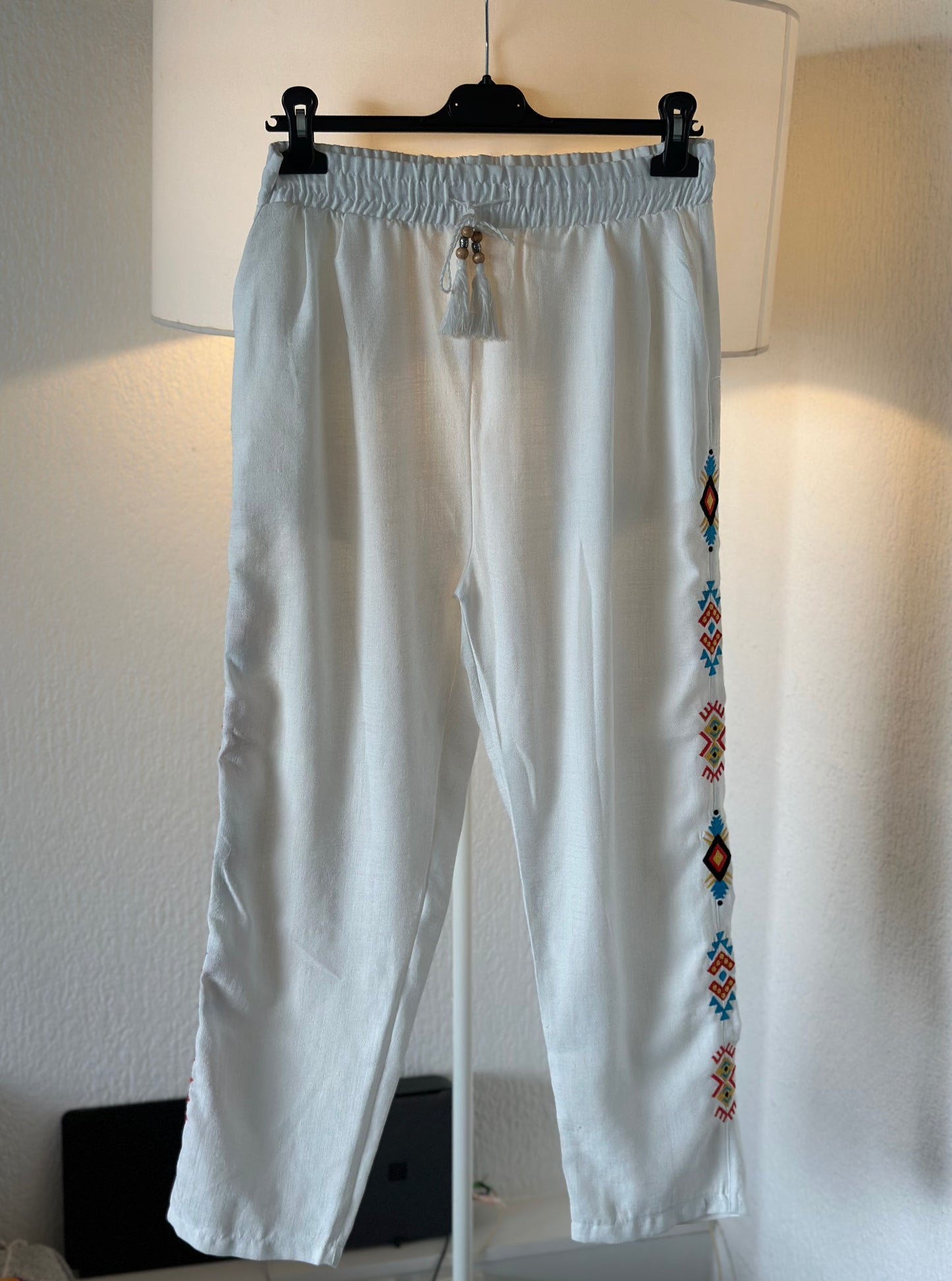Pantalon léger en lin blanc – Coupe ample droite – Détails brodés colorés – Taille 3