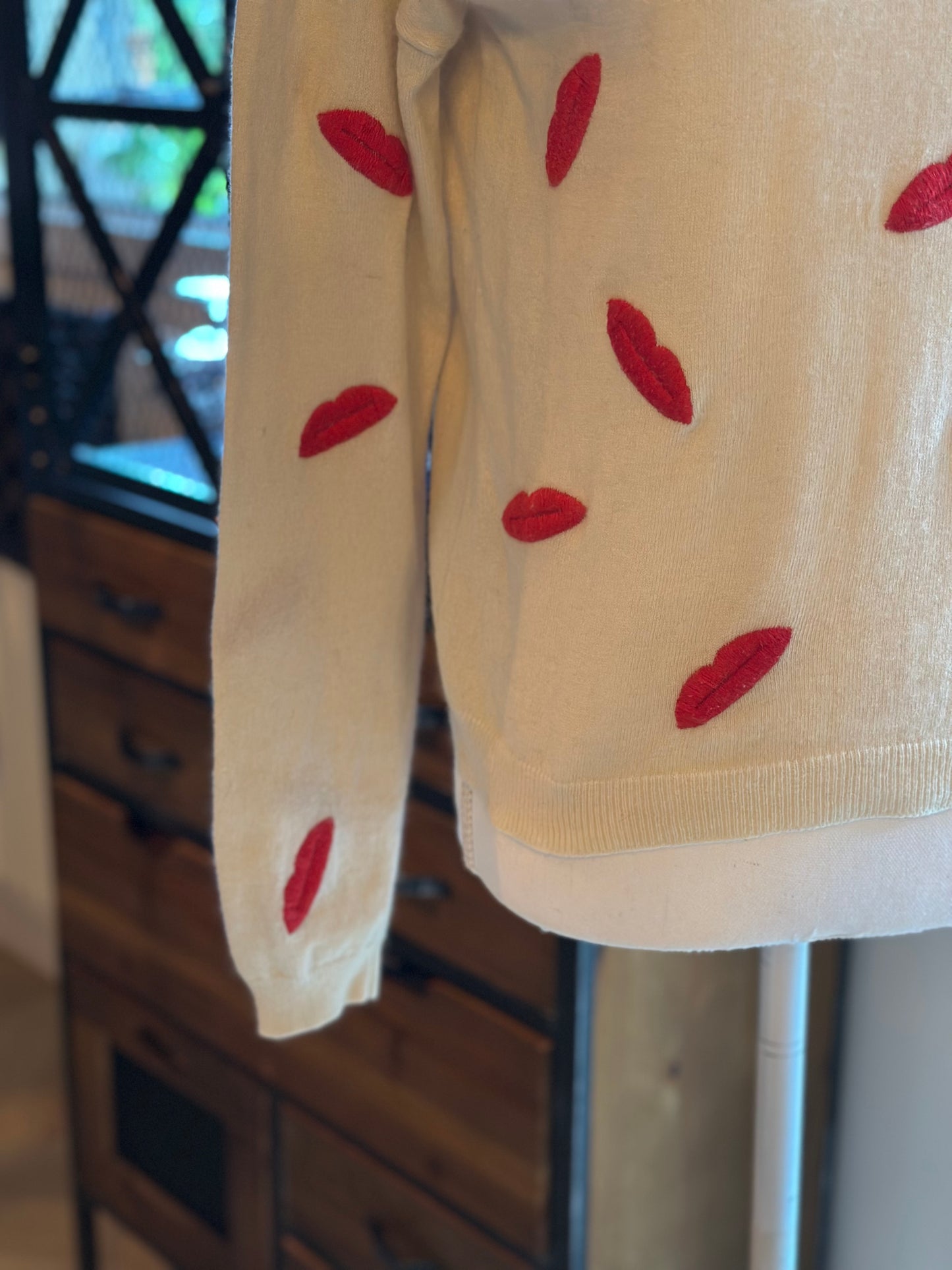 Pull en laine ivoire à motifs lèvres rouges T.34