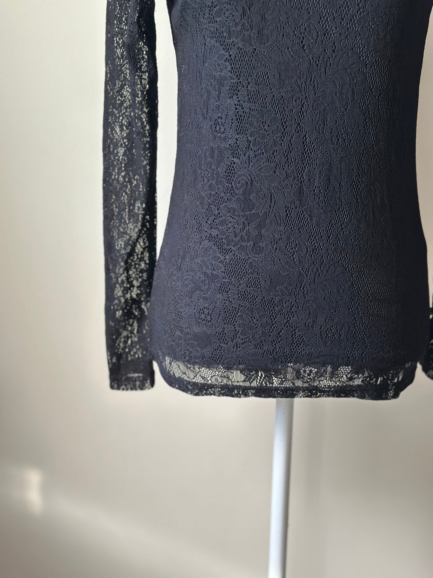Top noir en dentelle T.34