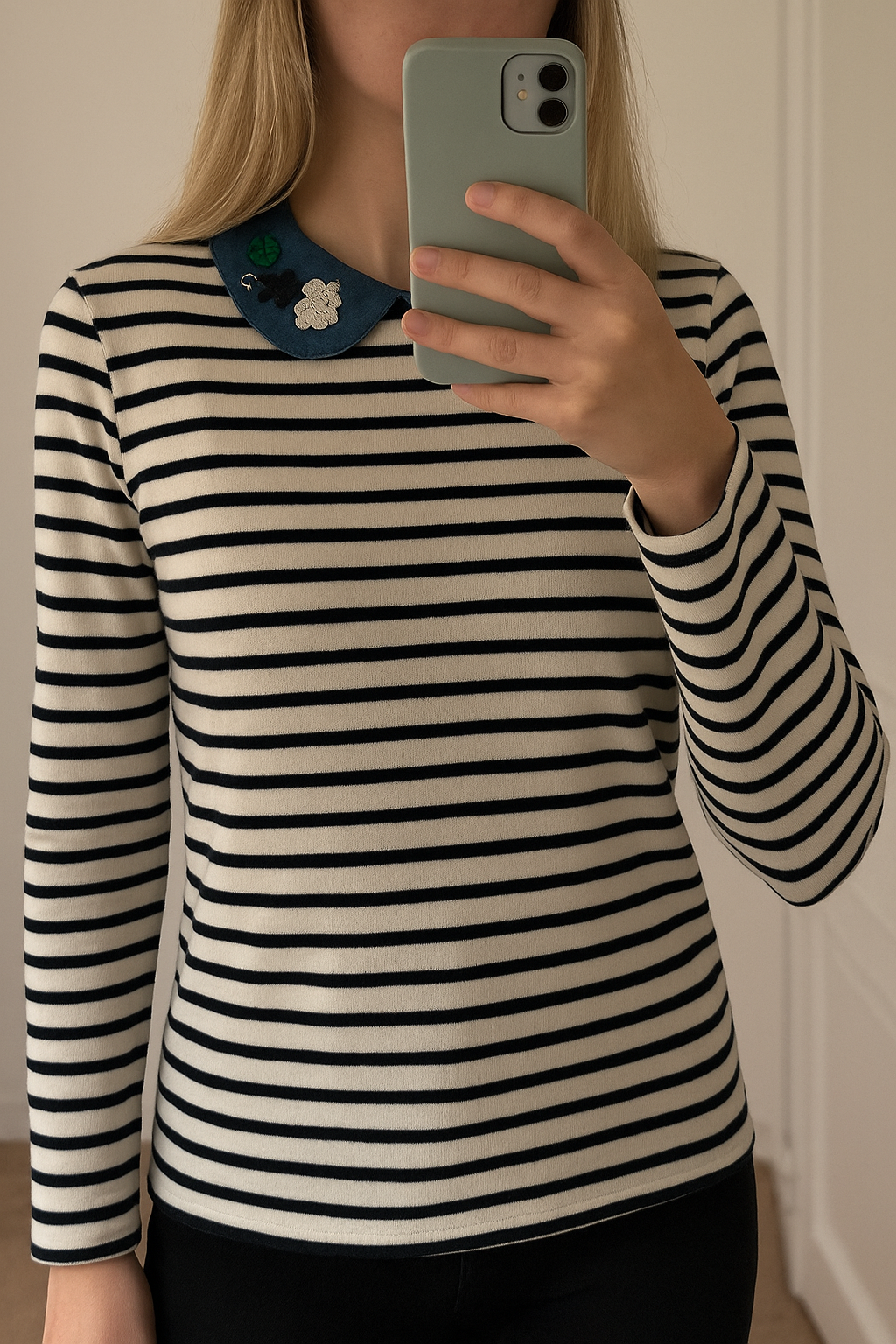 Petit pull léger marinière avec col Claudine brodé T.38