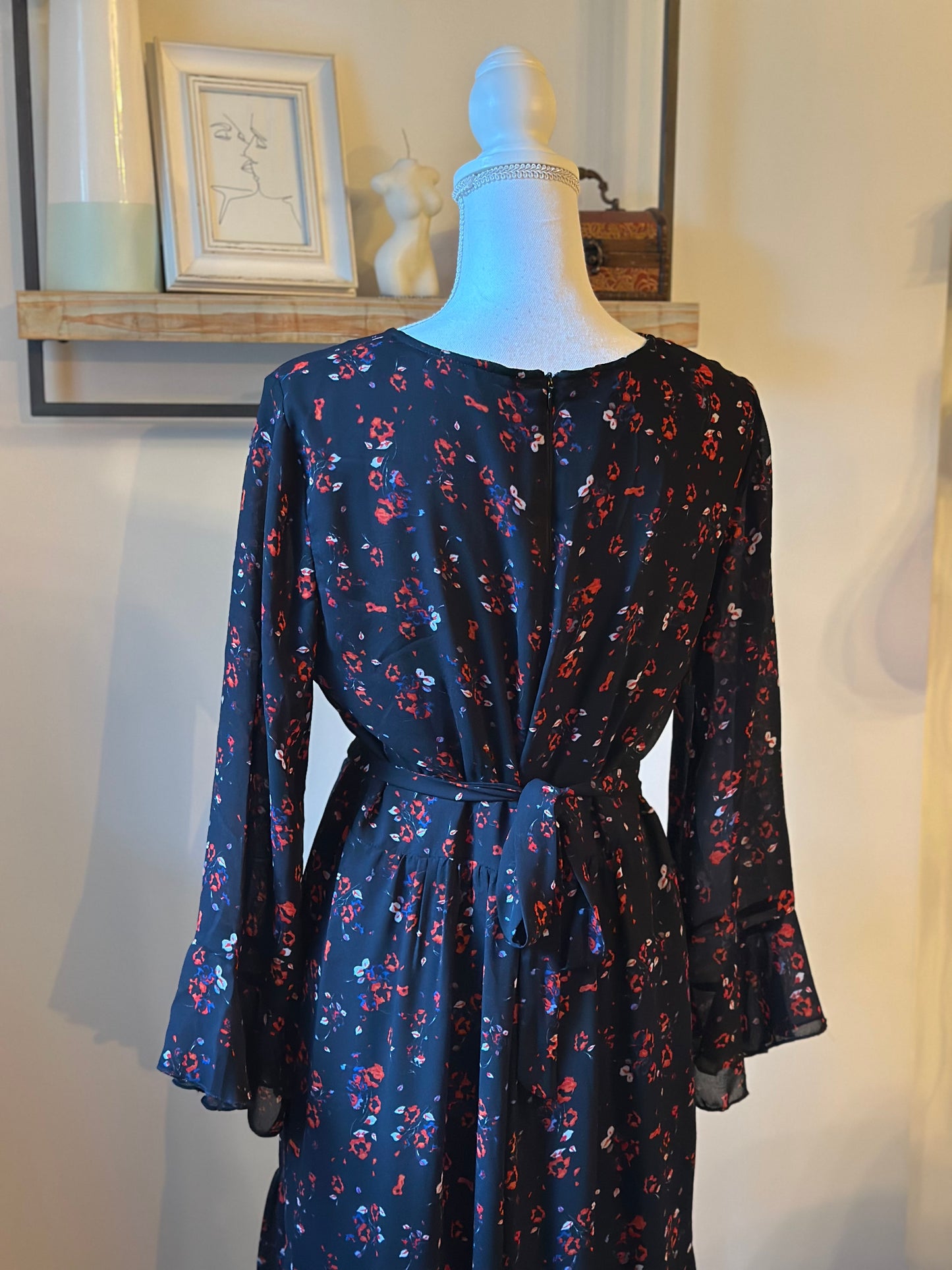 Robe longue noire à fleurs rouges T.40