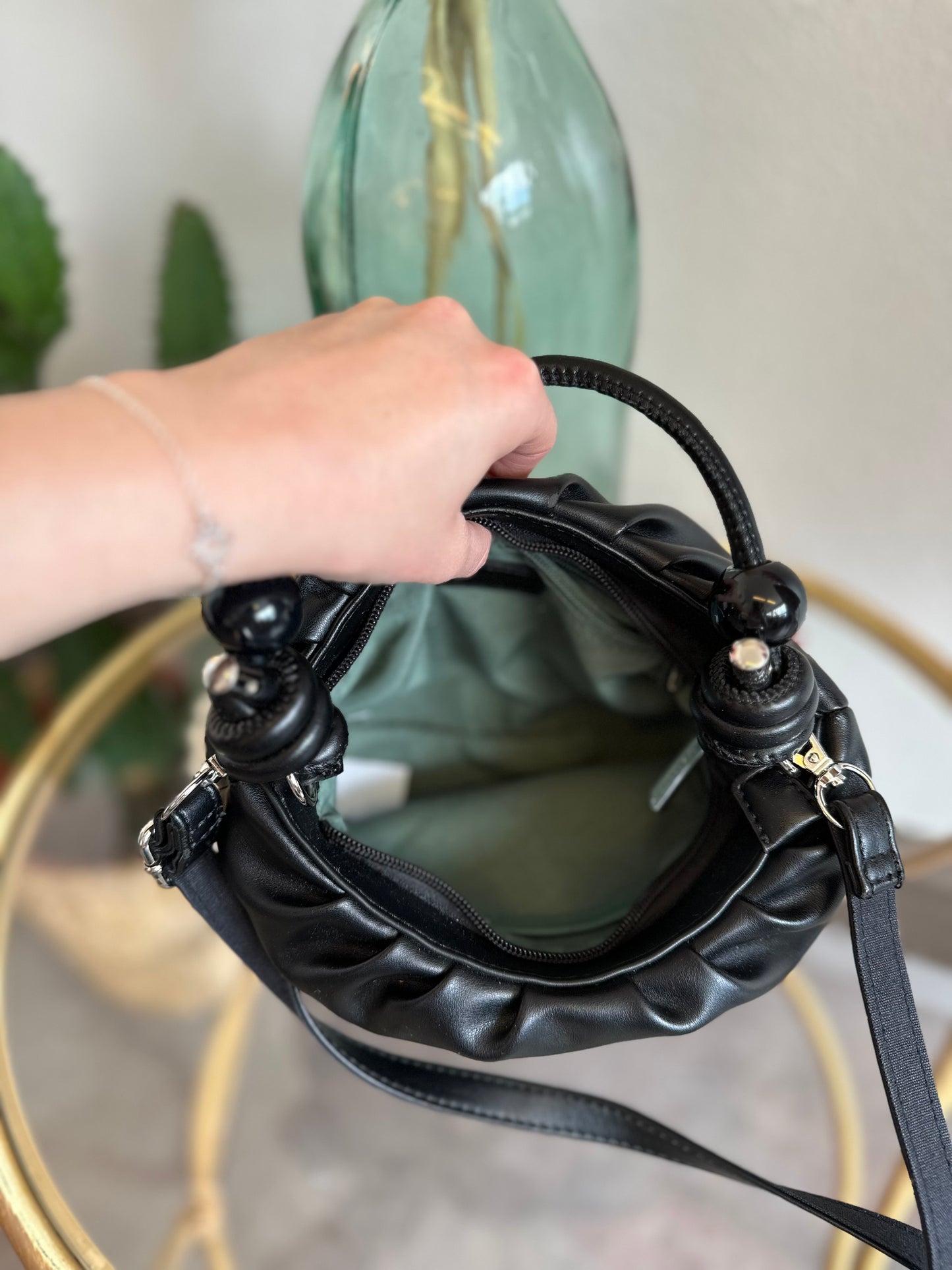Petit sac bandoulière ou porté main en similicuir noir