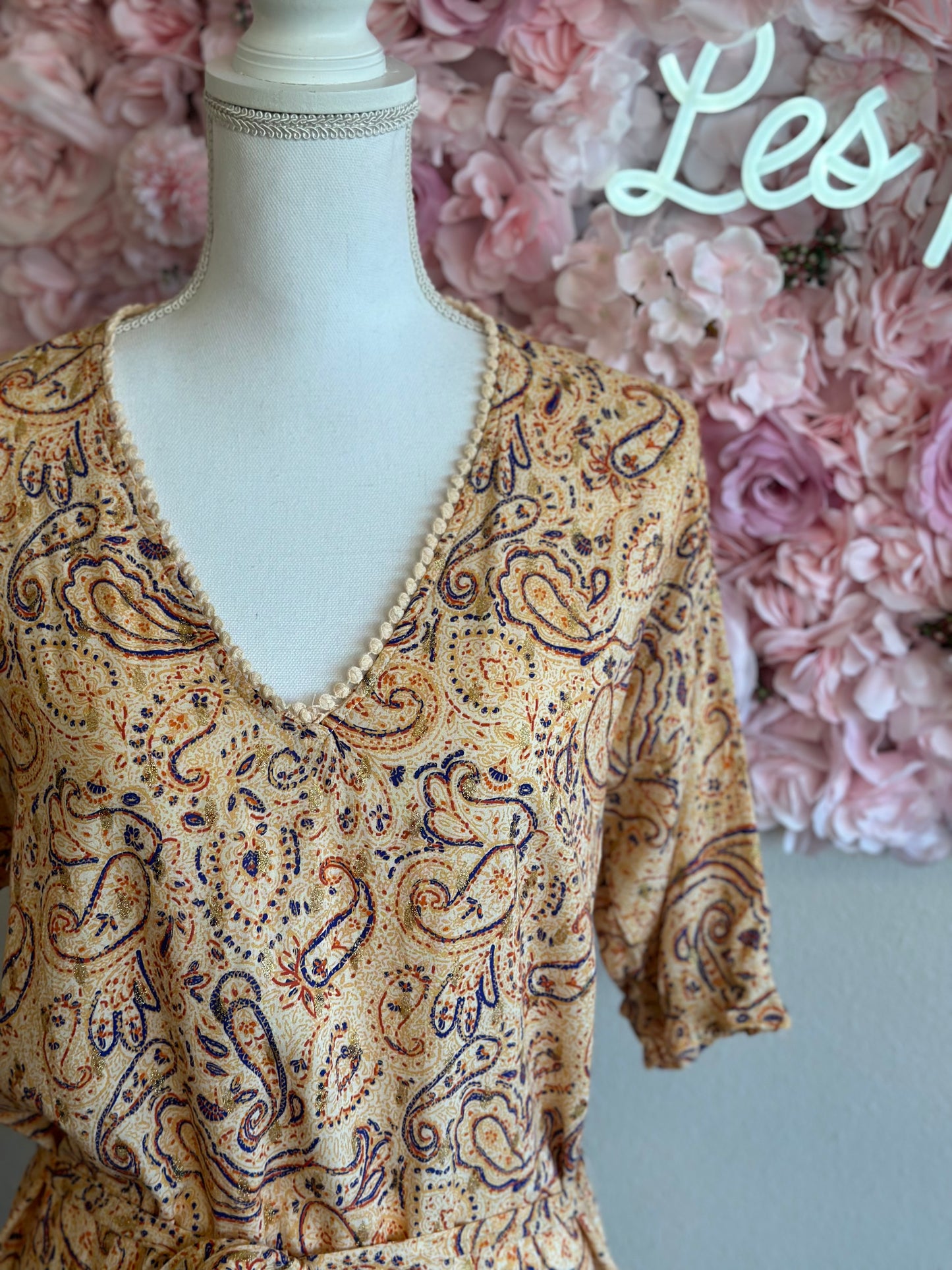 Belle robe midi à motifs fleuris cachemire T.40