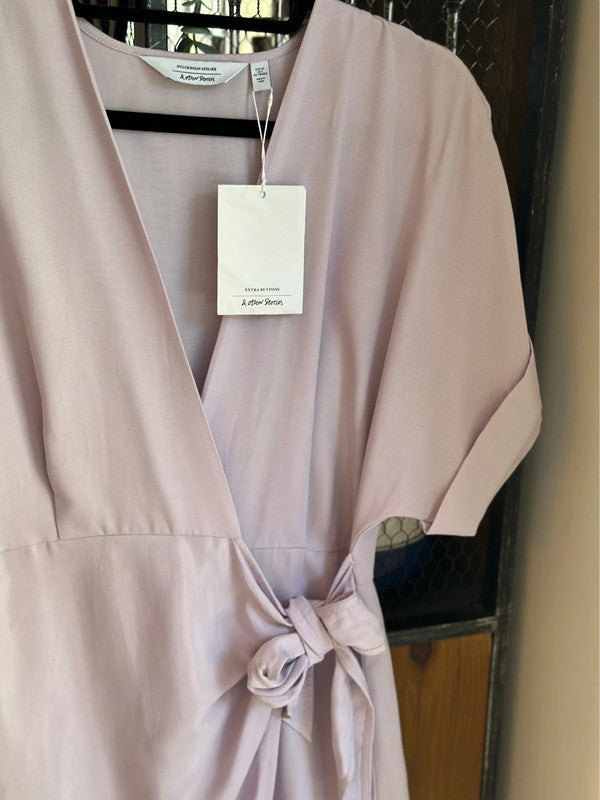 Robe portefeuille lilas pastel – Taille 34 – Neuve avec étiquette
