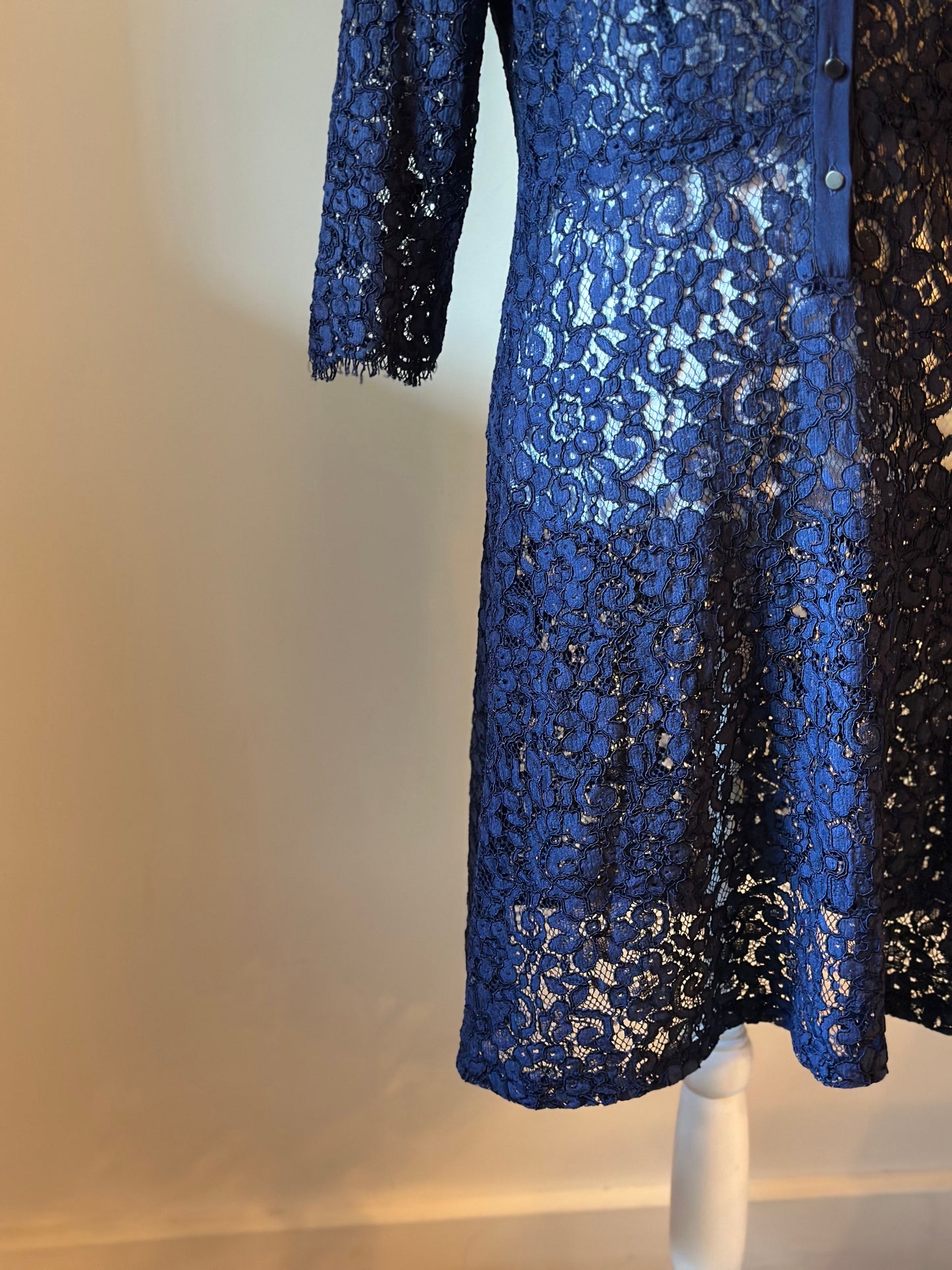 Robe en dentelle bleu marine T.40