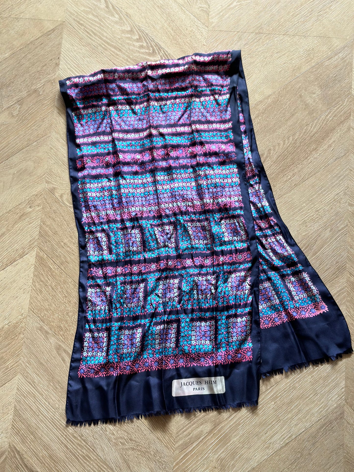 Foulard en soie à motifs fleuris bleu, rose et violet sur fond marine - Vintage Jacques Heim Paris