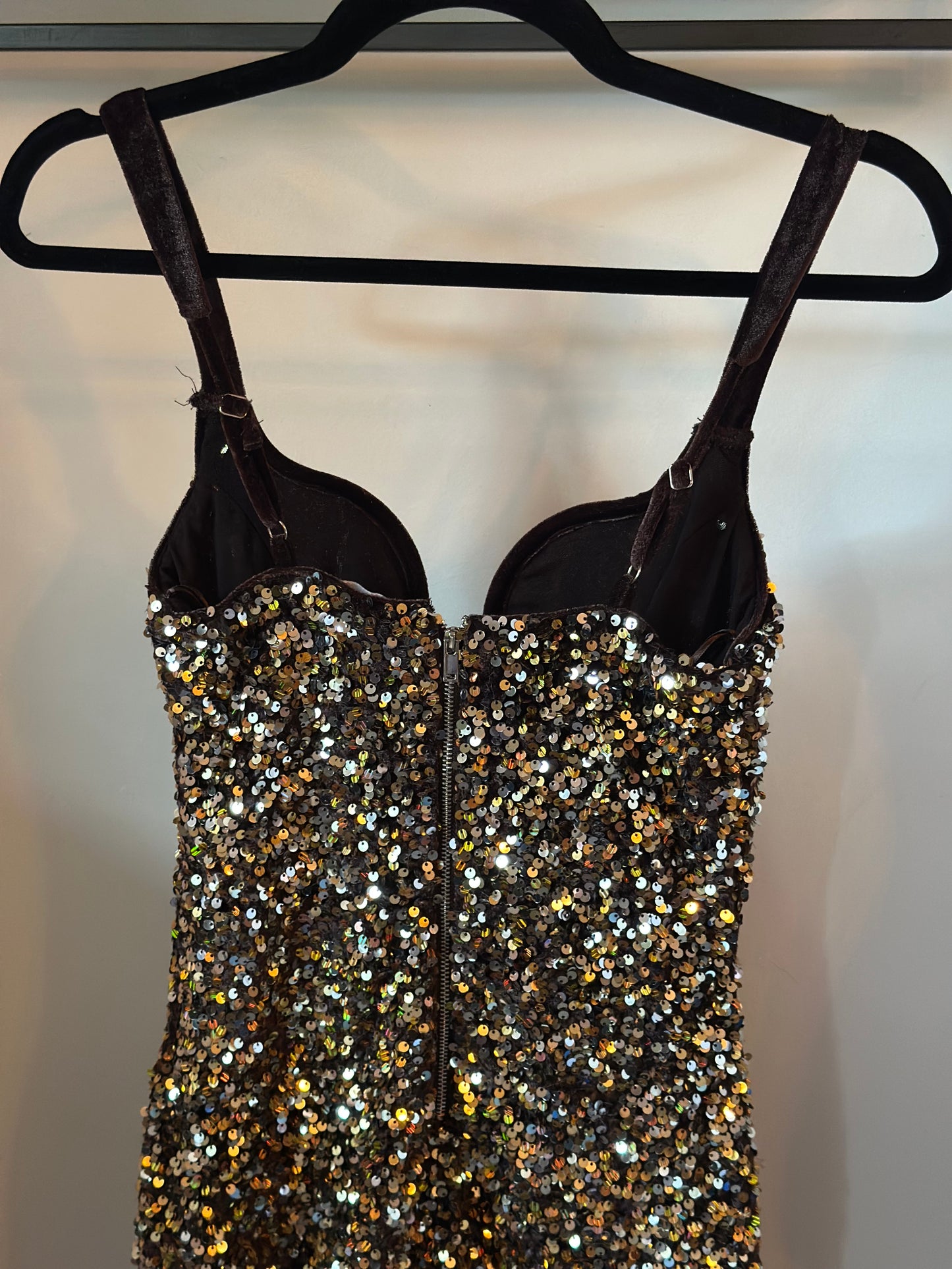Robe à sequins dorés T.36