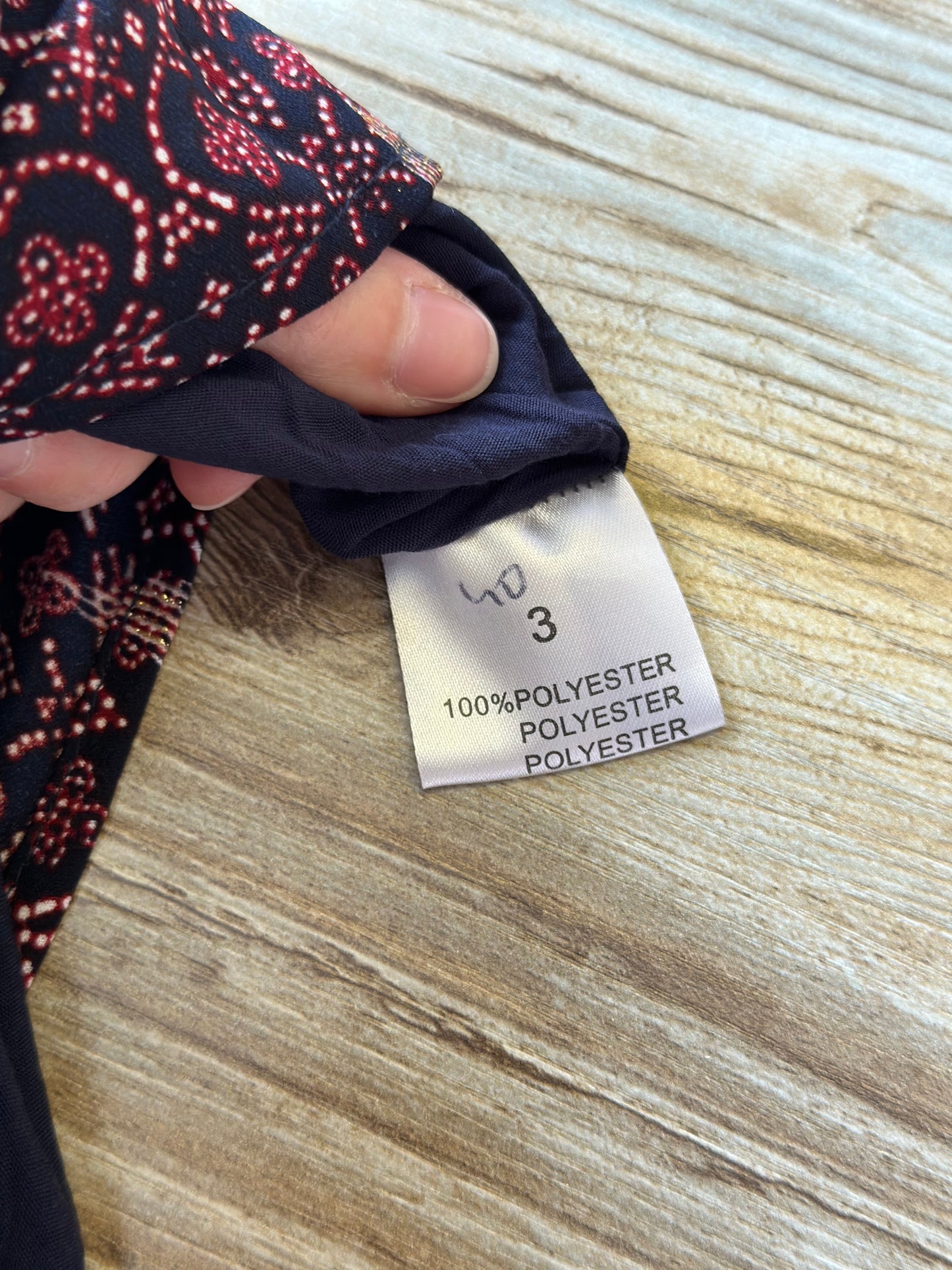 Belle robe fluide noire avec imprimé fleuri bordeaux et doré, T.40