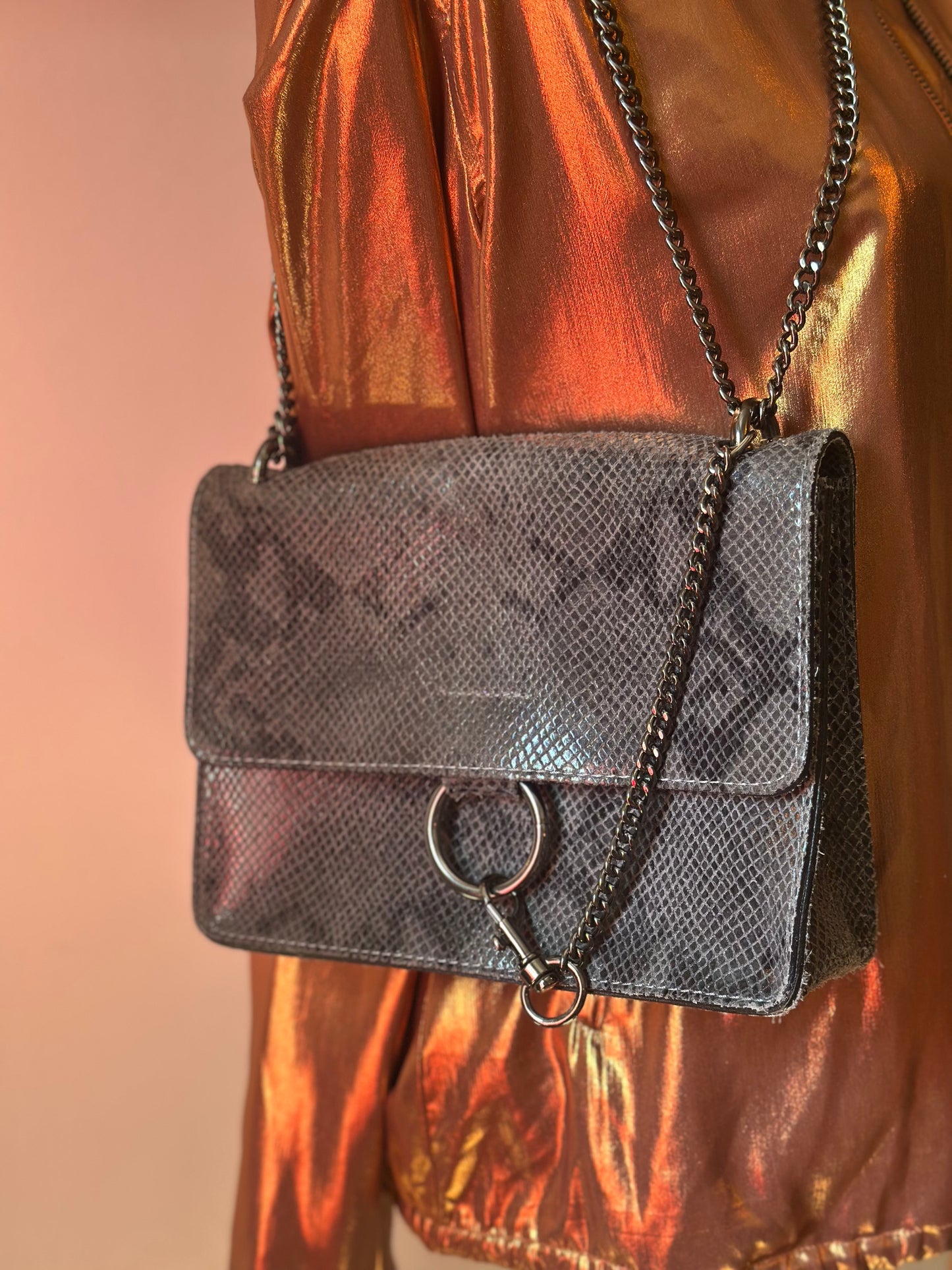 Sac en cuir imprimé python noir et gris – Chaîne métal ajustable